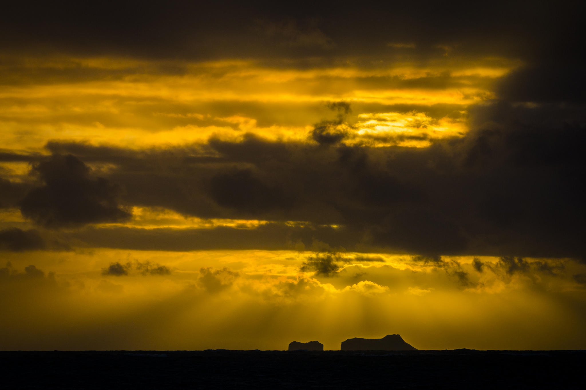 Descarga gratis la imagen Naturaleza, Cielo, Amanecer, Silueta, Nube, Rayo De Sol, Tierra/naturaleza en el escritorio de tu PC