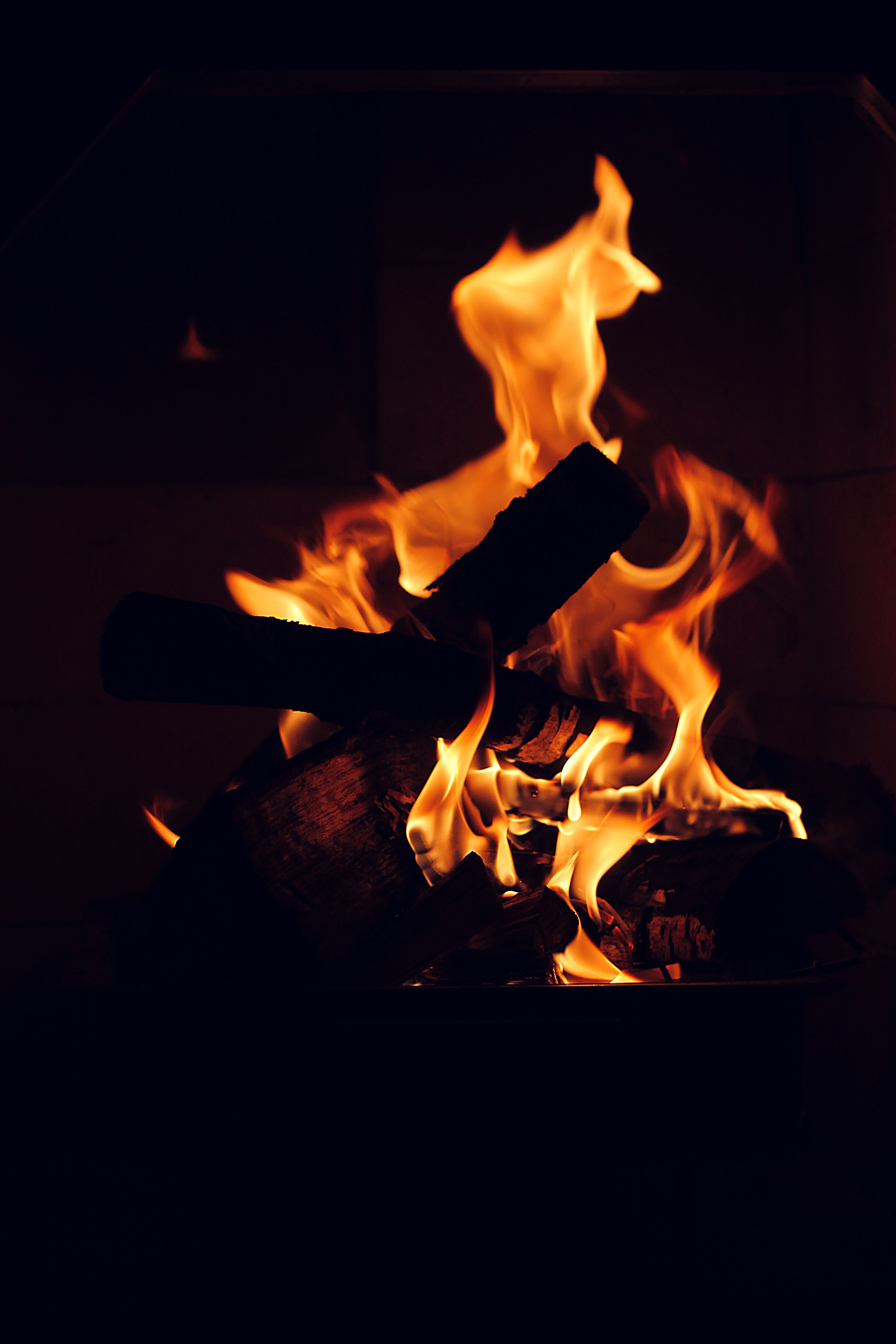 87397 télécharger l'image feu, bonfire, sombre, flamme, bois de chauffage, bois à brûler, ardent - fonds d'écran et économiseurs d'écran gratuits