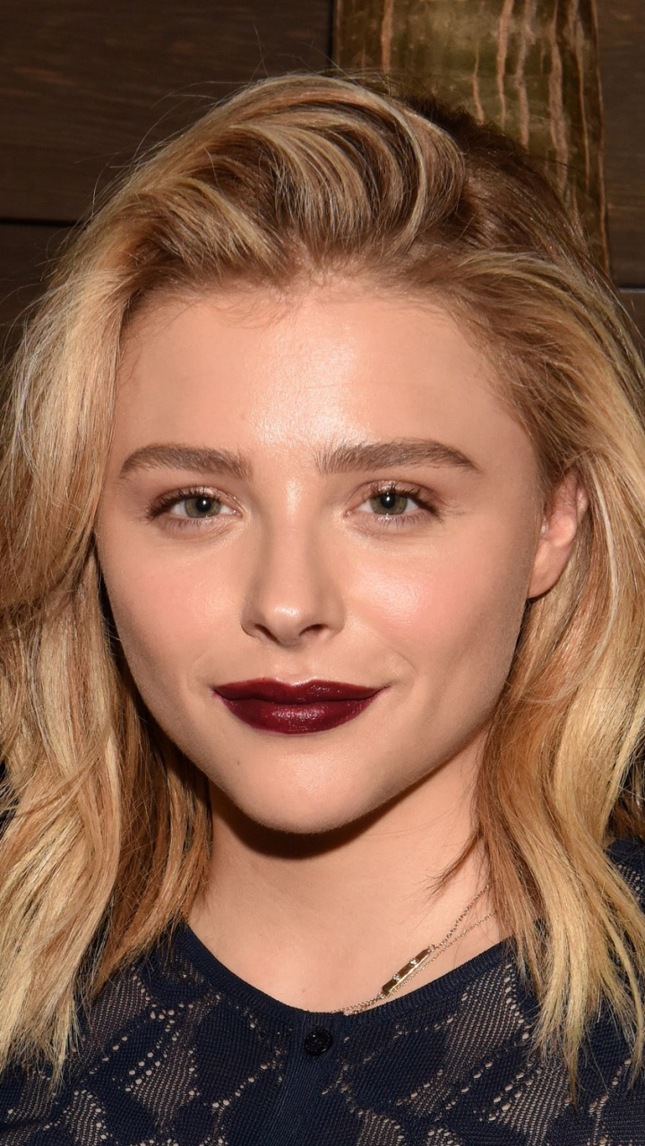 Download mobile wallpaper Blonde, Green Eyes, Celebrity, Actress, Lipstick, Chloë Grace Moretz for free.