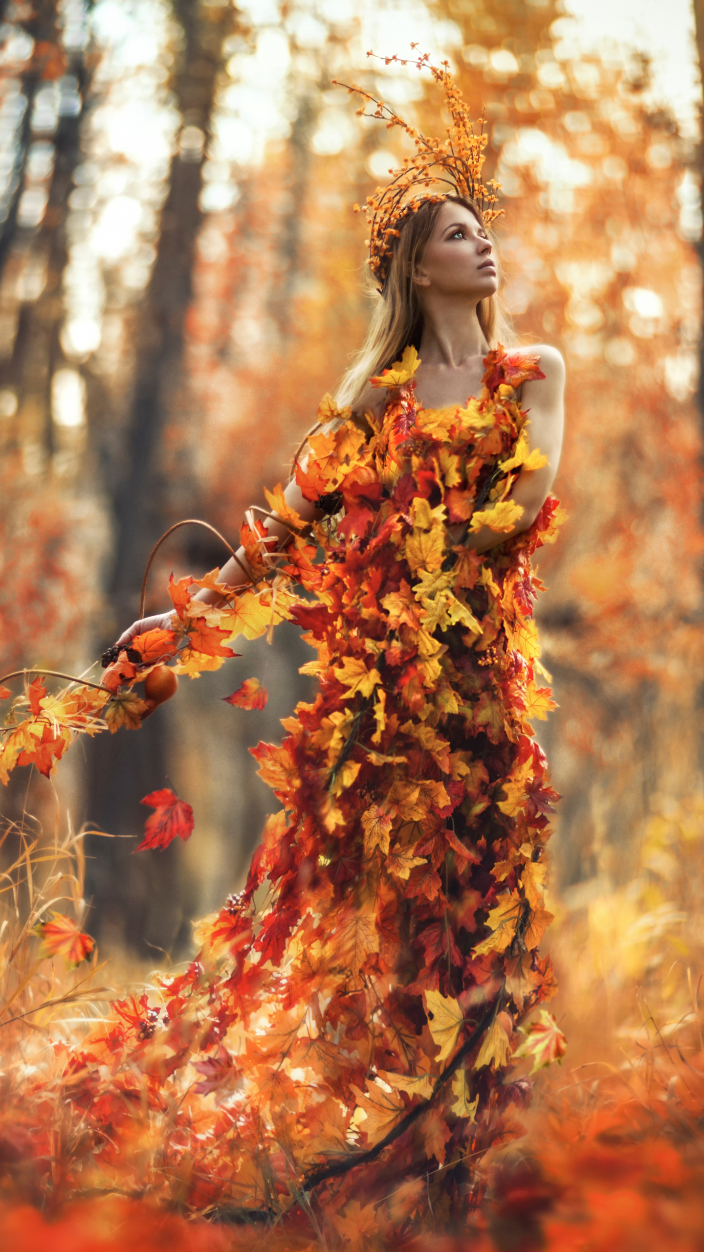 Handy-Wallpaper Herbst, Blatt, Bokeh, Blond, Frauen, Blondinen, Künstlerisch kostenlos herunterladen.