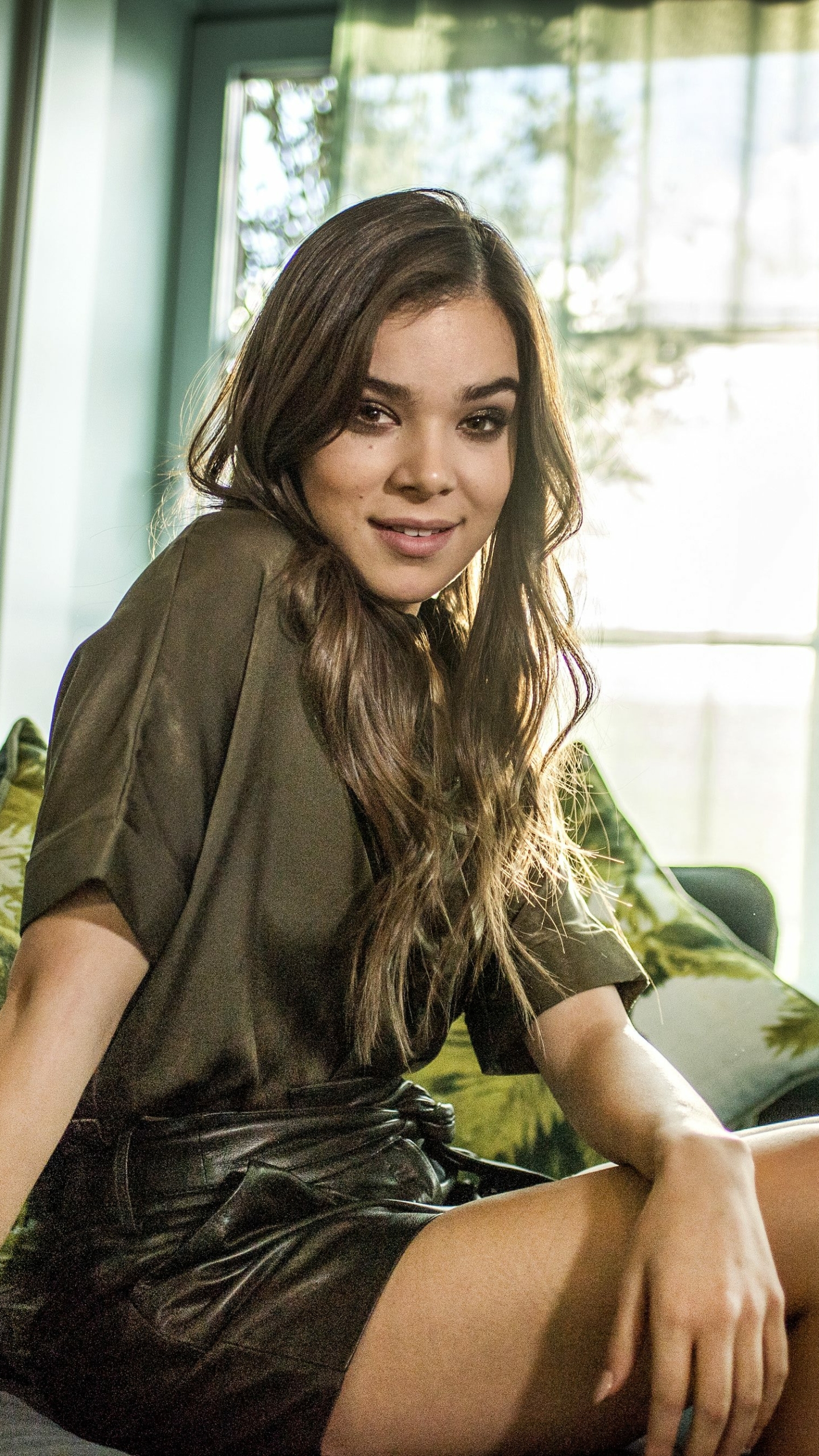 Download mobile wallpaper Smile, Brunette, American, Celebrity, Actress, Hailee Steinfeld for free.