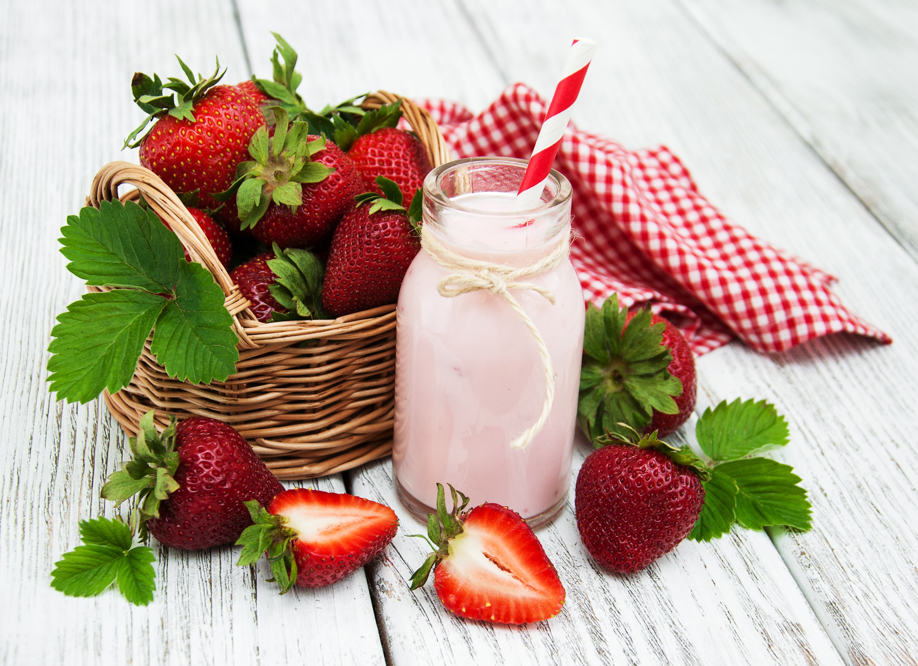 Handy-Wallpaper Erdbeere, Frucht, Korb, Milch, Nahrungsmittel, Stillleben, Getränk kostenlos herunterladen.