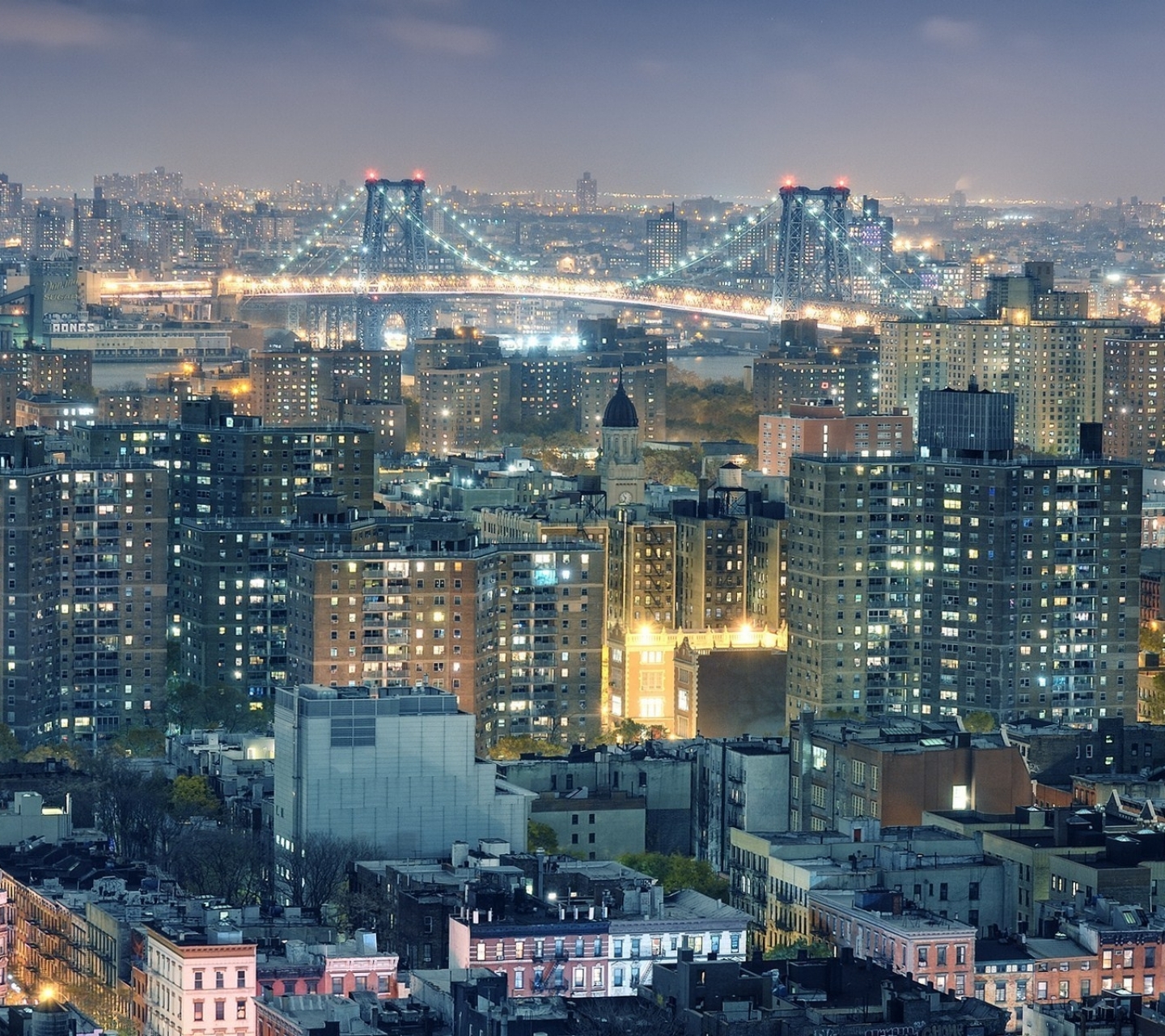 Скачать картинку Города, Ночь, Сша, Нью Йорк, Сделано Человеком, Нижний Ист Сайд, Вильямсбургский Мост в телефон бесплатно.
