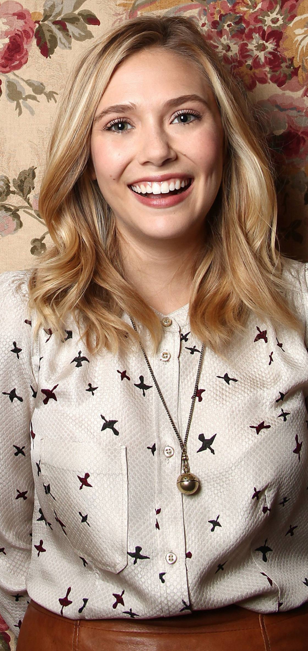 Download mobile wallpaper Smile, Blonde, Green Eyes, American, Celebrity, Actress, Elizabeth Olsen for free.