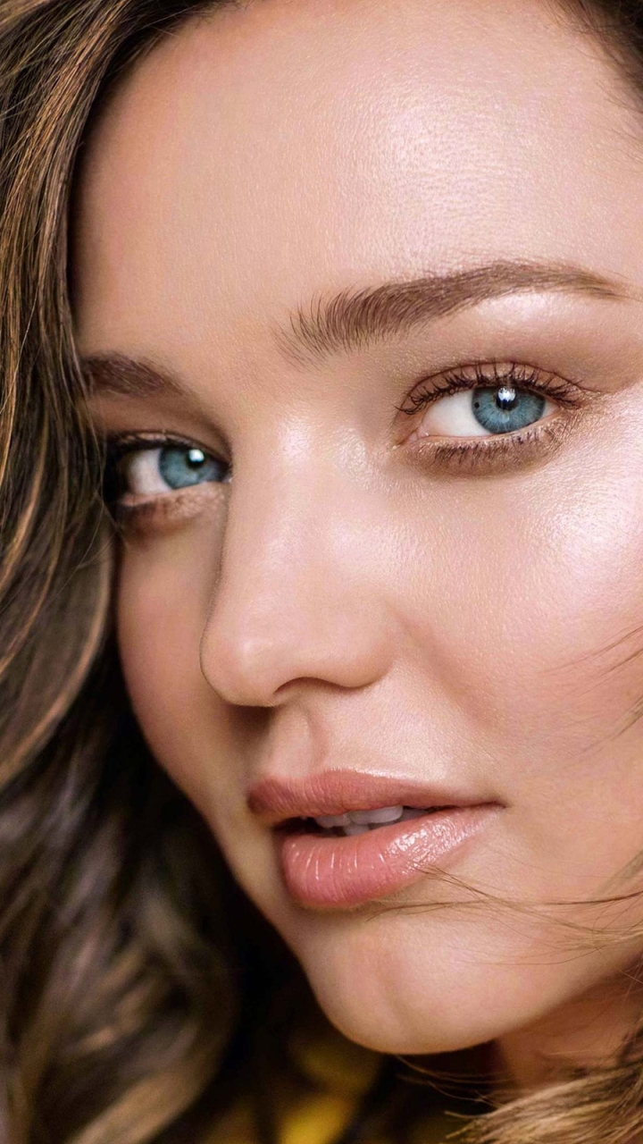 Handy-Wallpaper Gesicht, Brünette, Modell, Blaue Augen, Berühmtheiten, Miranda Kerr, Australisch kostenlos herunterladen.