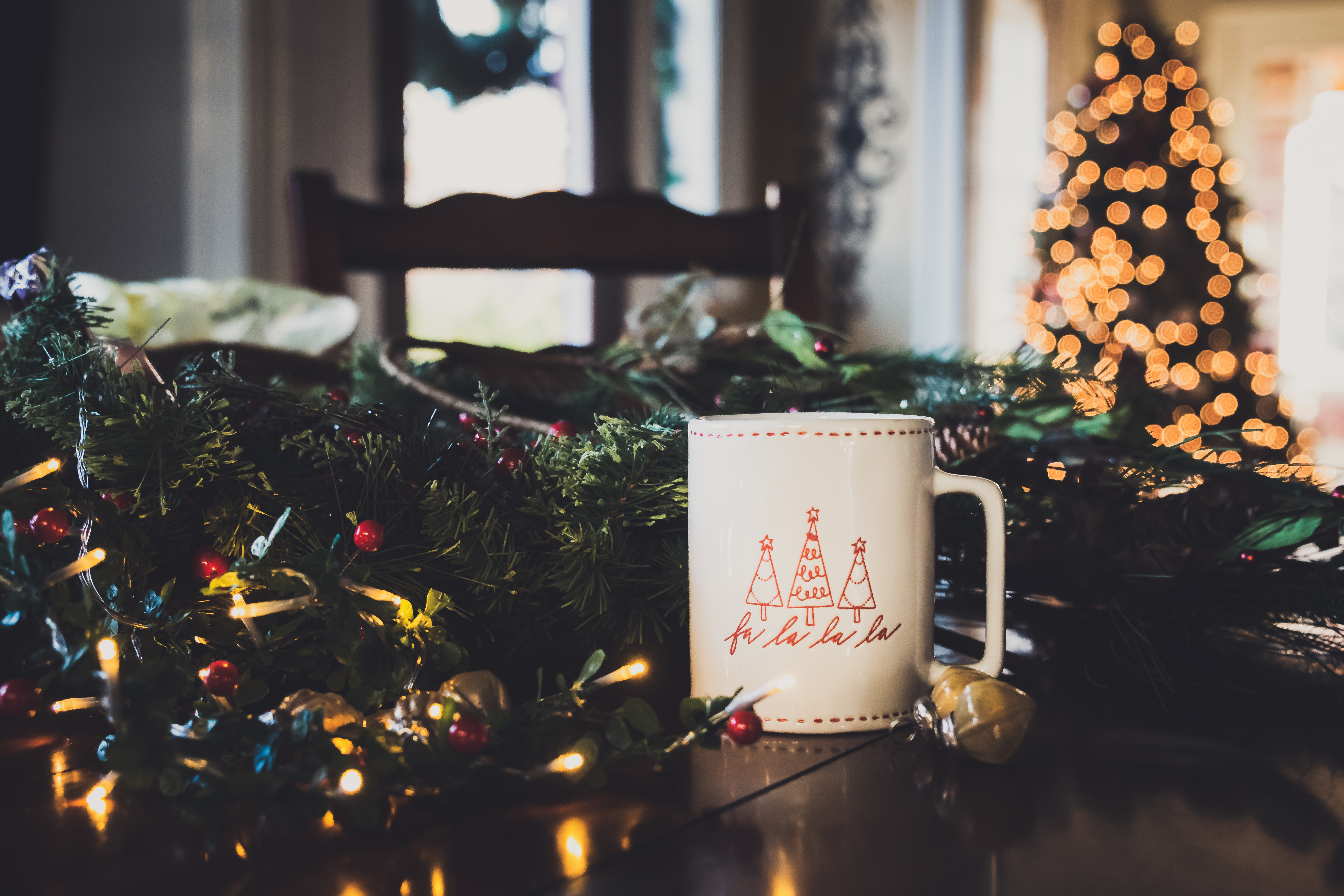 Téléchargez des papiers peints mobile Guirlandes, Fêtes, Arbre De Noël, Guirlande, Mug, Coupe, Décorations, Nouvel An, Sapin De Noël, Noël gratuitement.