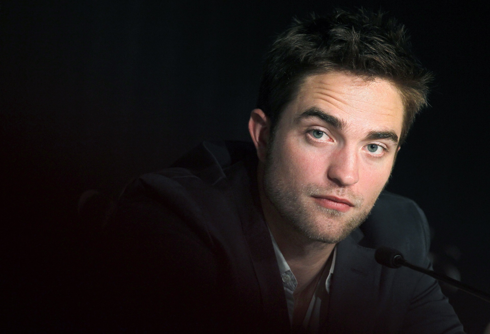 Free download wallpaper Robert Pattinson, Face, Blue Eyes, Celebrity, Actor on your PC desktop
