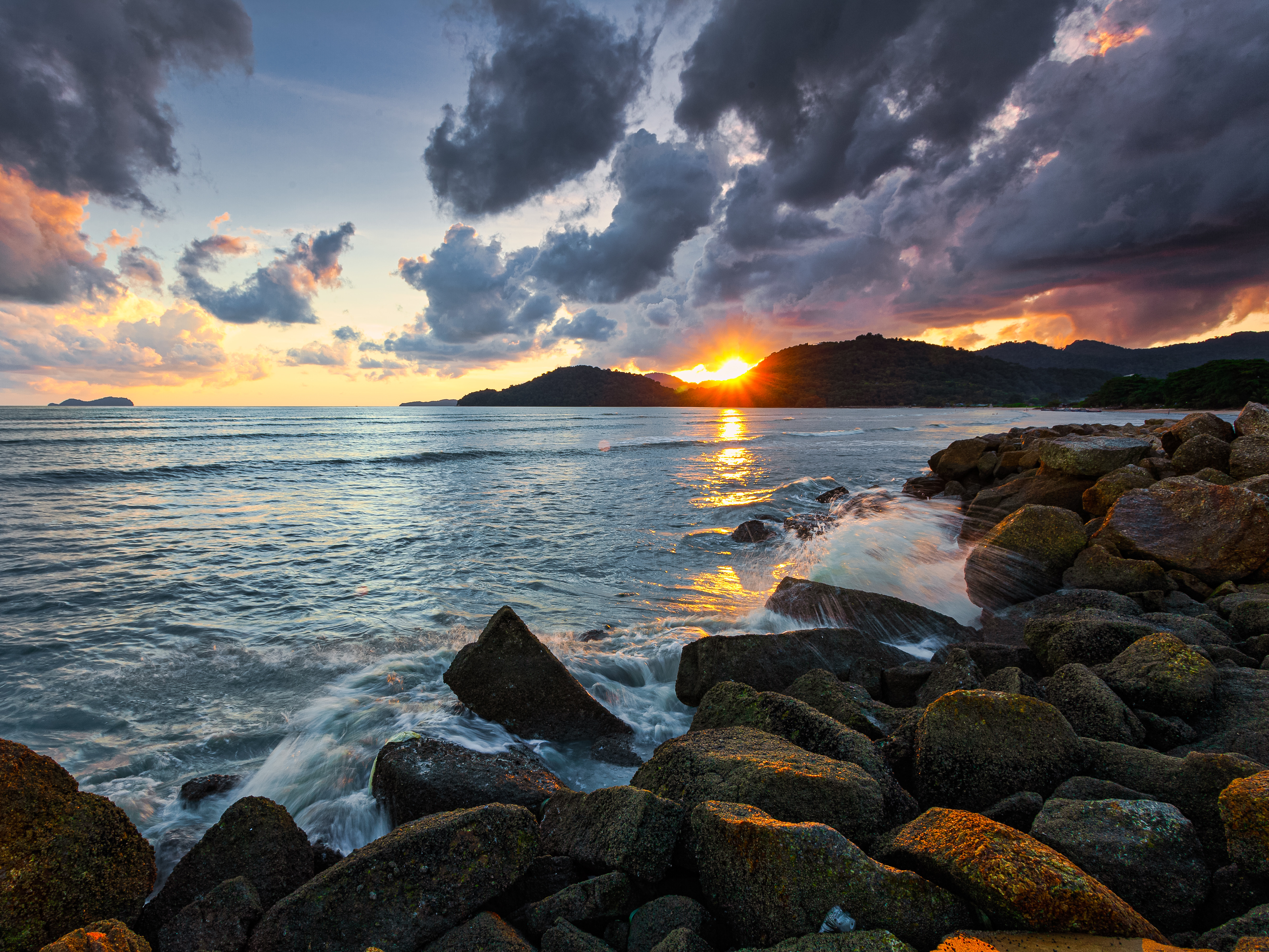 Laden Sie das Sunset, Stones, Küste, Balken, Strahlen, Natur, Sea-Bild kostenlos auf Ihren PC-Desktop herunter