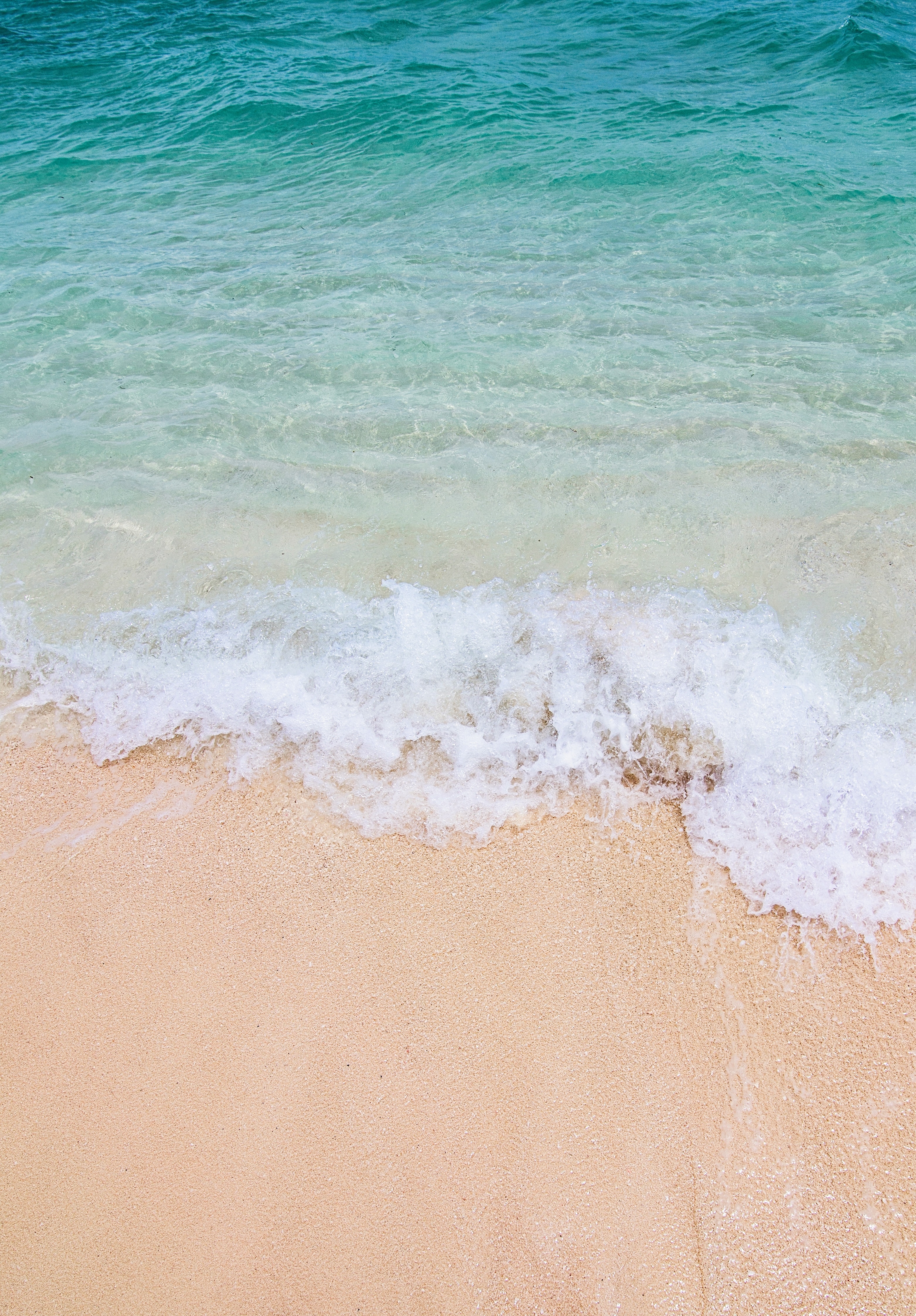 Скачать картинку Волна, Песок, Природа, Пляж, Море, Вода в телефон бесплатно.