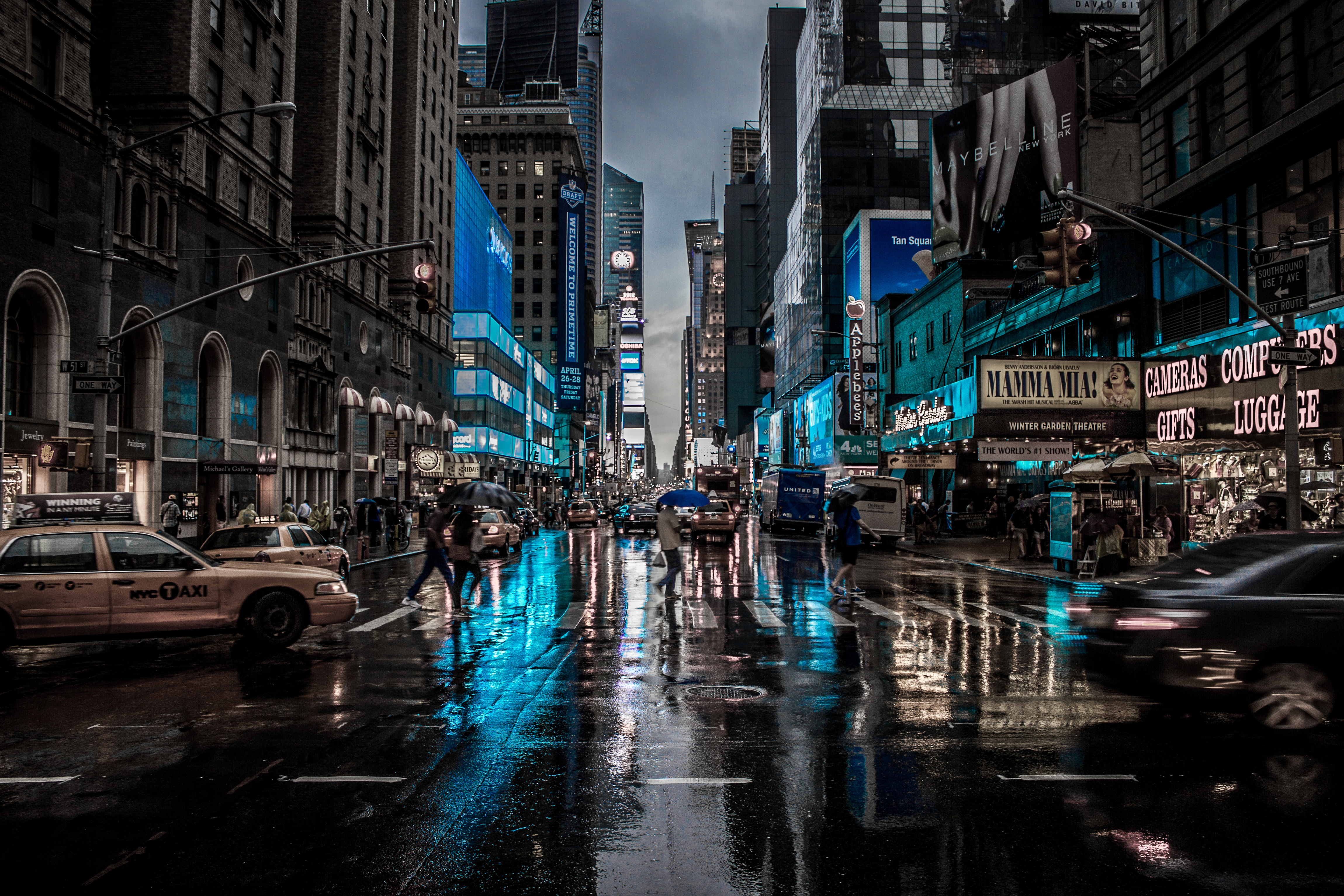 Скачать картинку Нью Йорк, Города, Сделано Человеком, Ночь, Город, Дождь в телефон бесплатно.