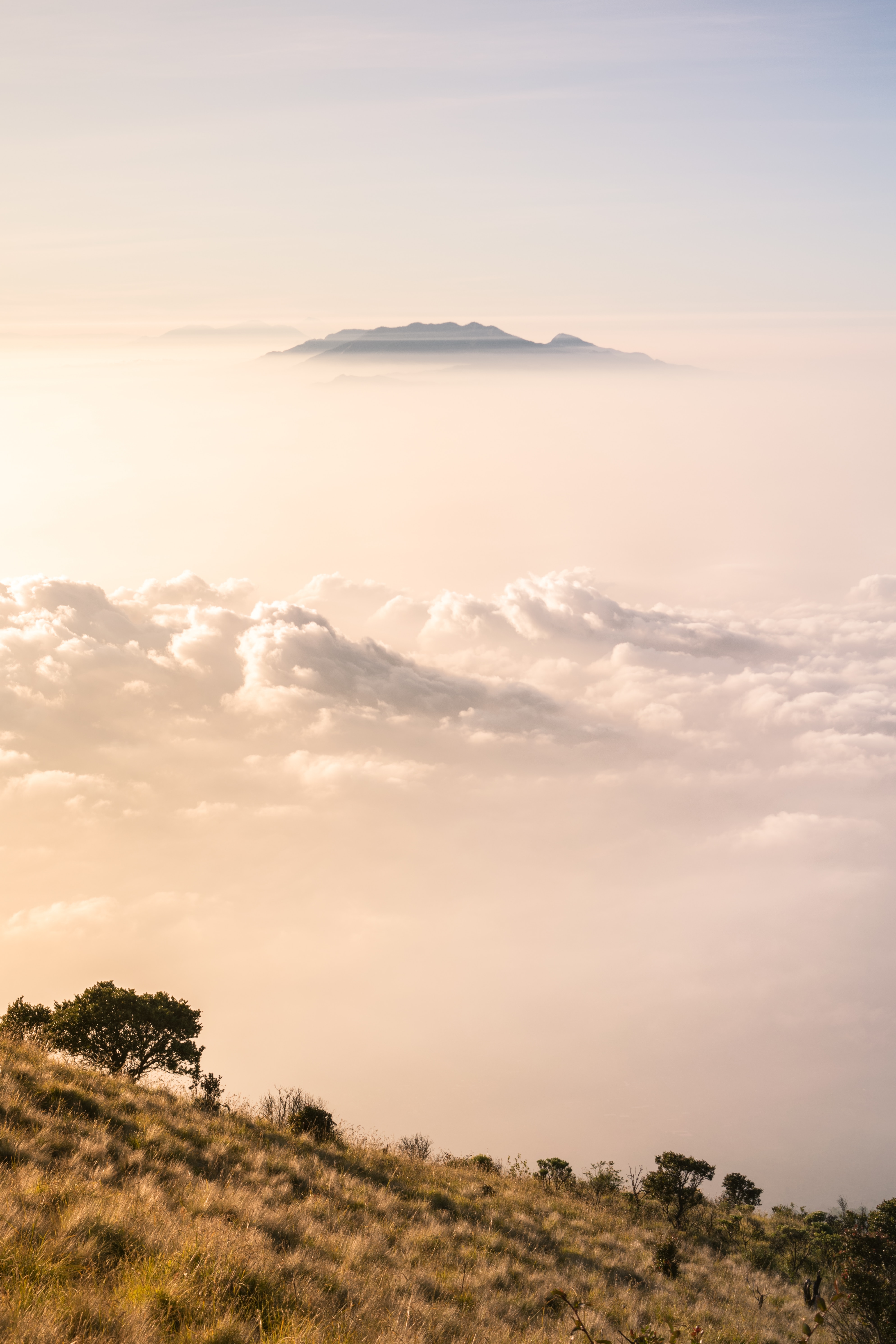 Скачать картинку Вершина, Высота, Облака, Туман, Горы, Пейзаж, Природа в телефон бесплатно.