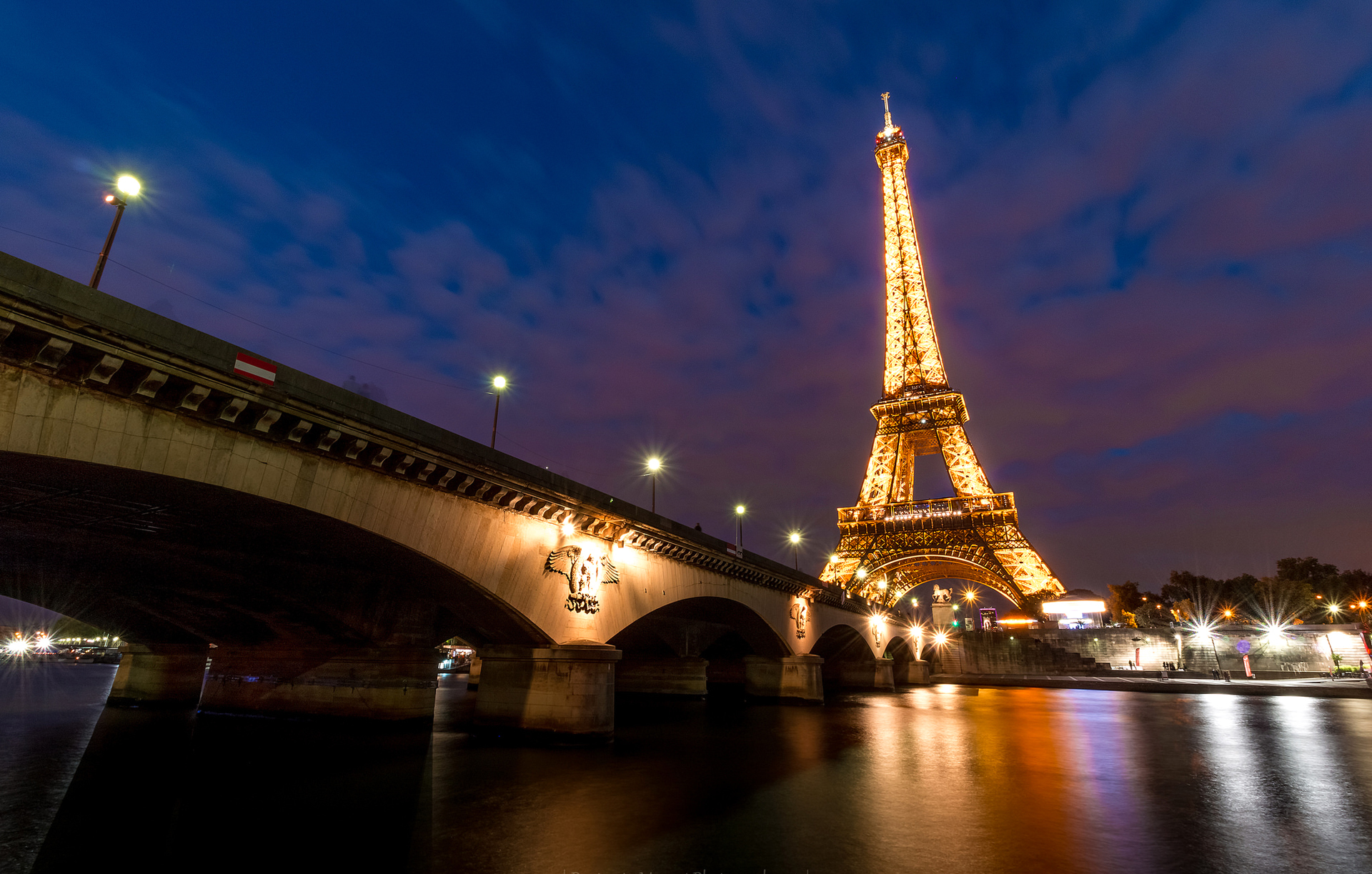 Скачать картинку Ночь, Париж, Эйфелева Башня, Памятники, Свет, Франция, Памятник, Сделано Человеком в телефон бесплатно.