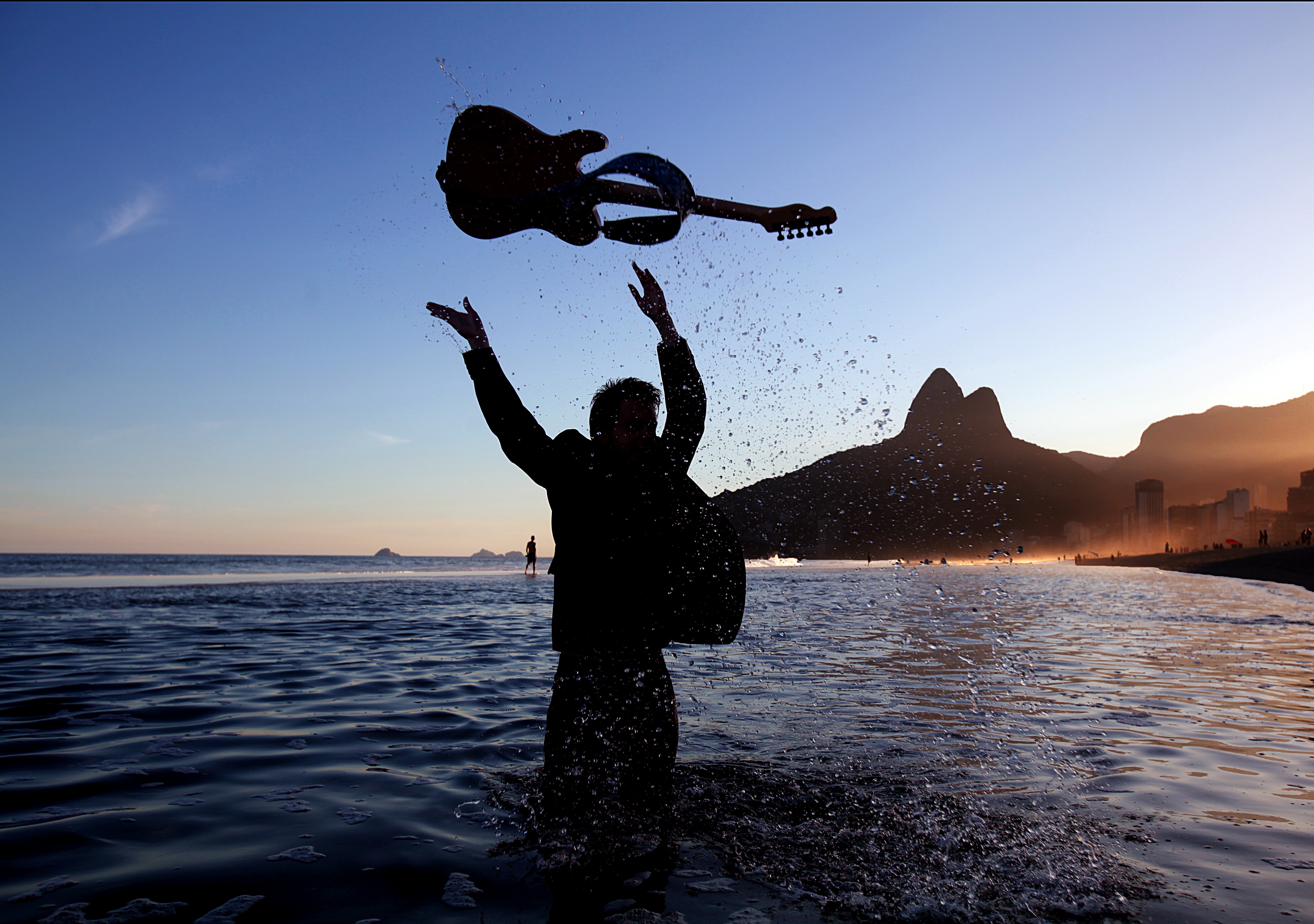 Free download wallpaper Spray, Musician, Sea, Silhouette, Musical Instrument, Guitar, Music on your PC desktop