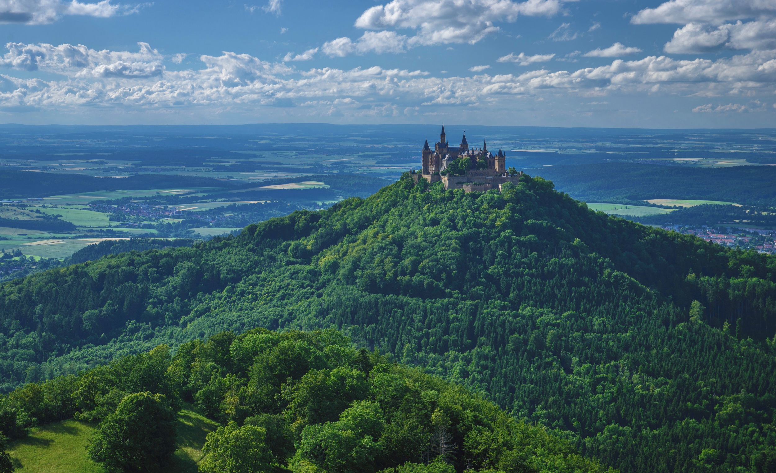 487552 скачать обои сделано человеком, замок гогенцоллерн, замок, лес, германия, холм, замки - заставки и картинки бесплатно