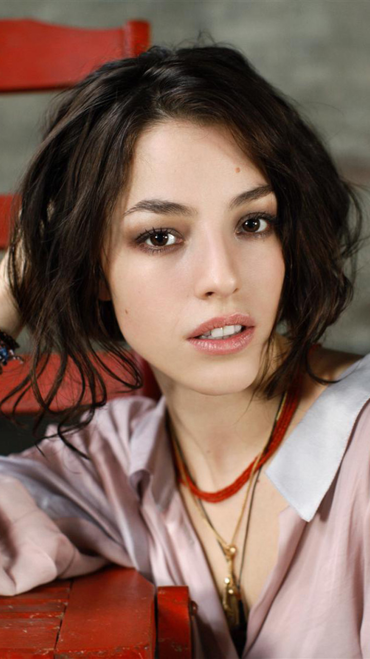 Download mobile wallpaper Chair, Face, Brunette, Women, Brown Eyes, Olivia Thirlby for free.