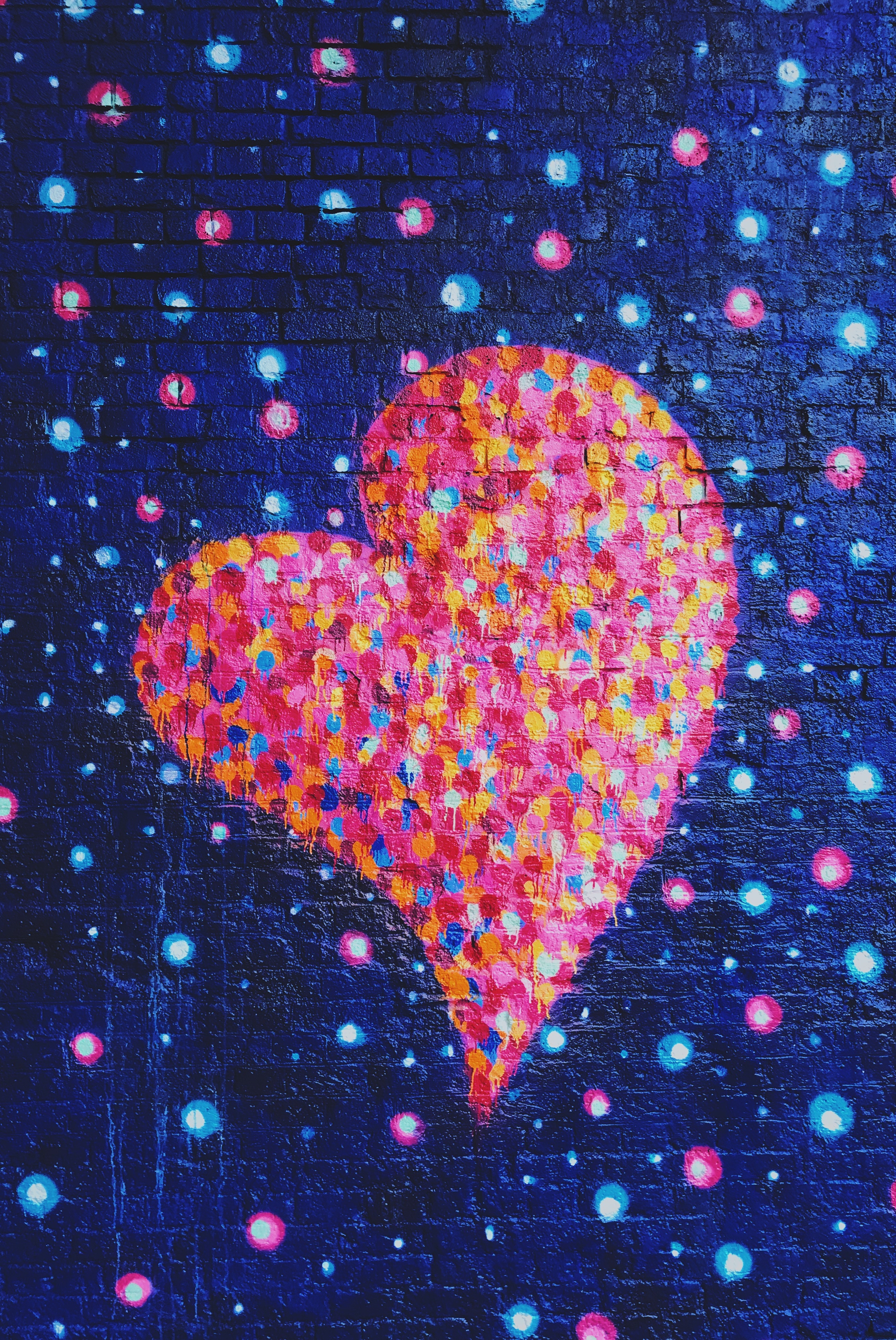 Handy-Wallpaper Wand, Kunst, Ein Herz, Farbe, Liebe, Herzen kostenlos herunterladen.