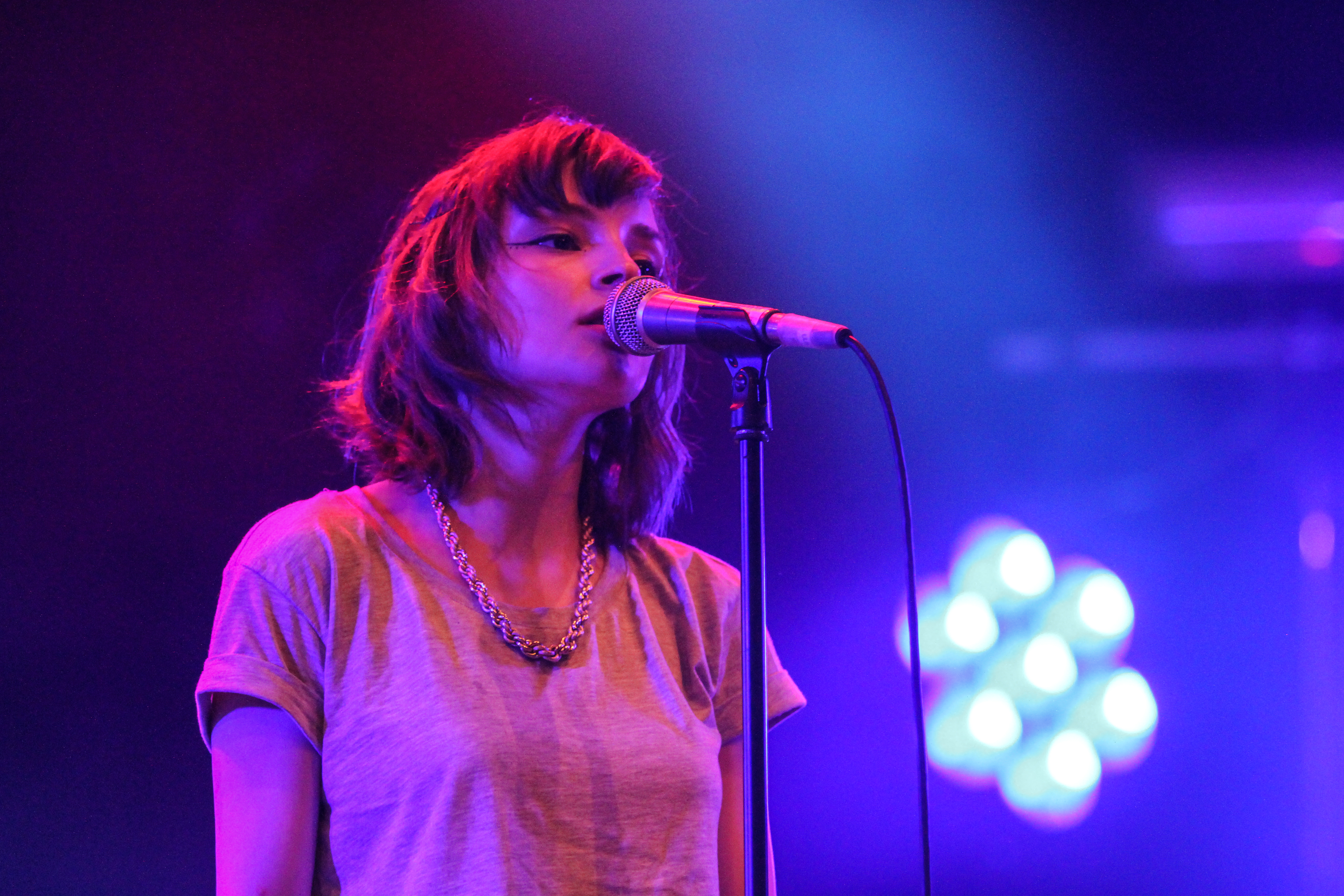 Los mejores fondos de pantalla de Lauren Mayberry para la pantalla del teléfono