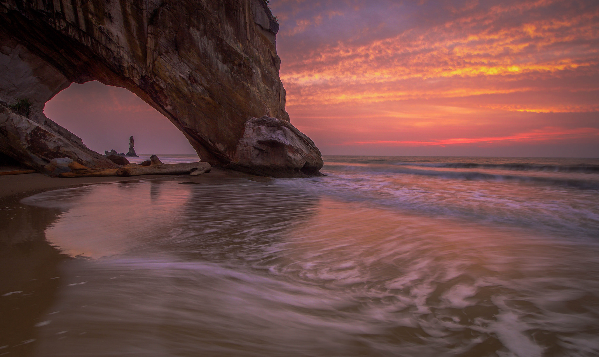 Handy-Wallpaper Strand, Horizont, Ozean, Meer, Sonnenuntergang, Erde/natur, Felsentor kostenlos herunterladen.