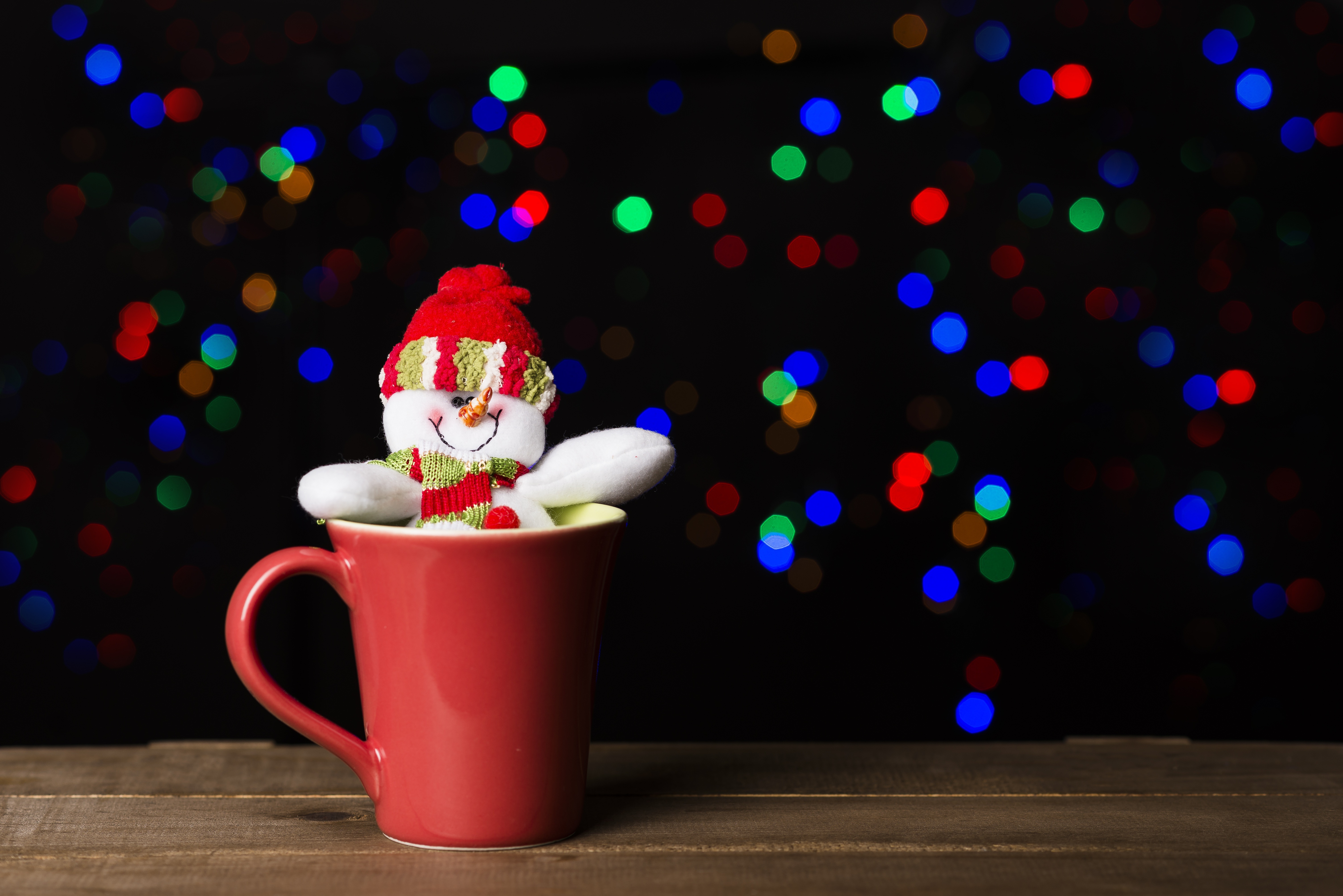 Download mobile wallpaper Snowman, Christmas, Holiday, Bokeh, Mug for free.