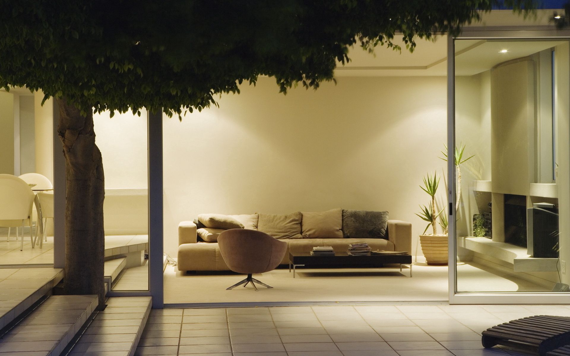 52089 скачать обои диван, интерьер, растение, разное, дерево, листва, дизайн, кресло, комната, подушки, ступеньки, плитка - заставки и картинки бесплатно
