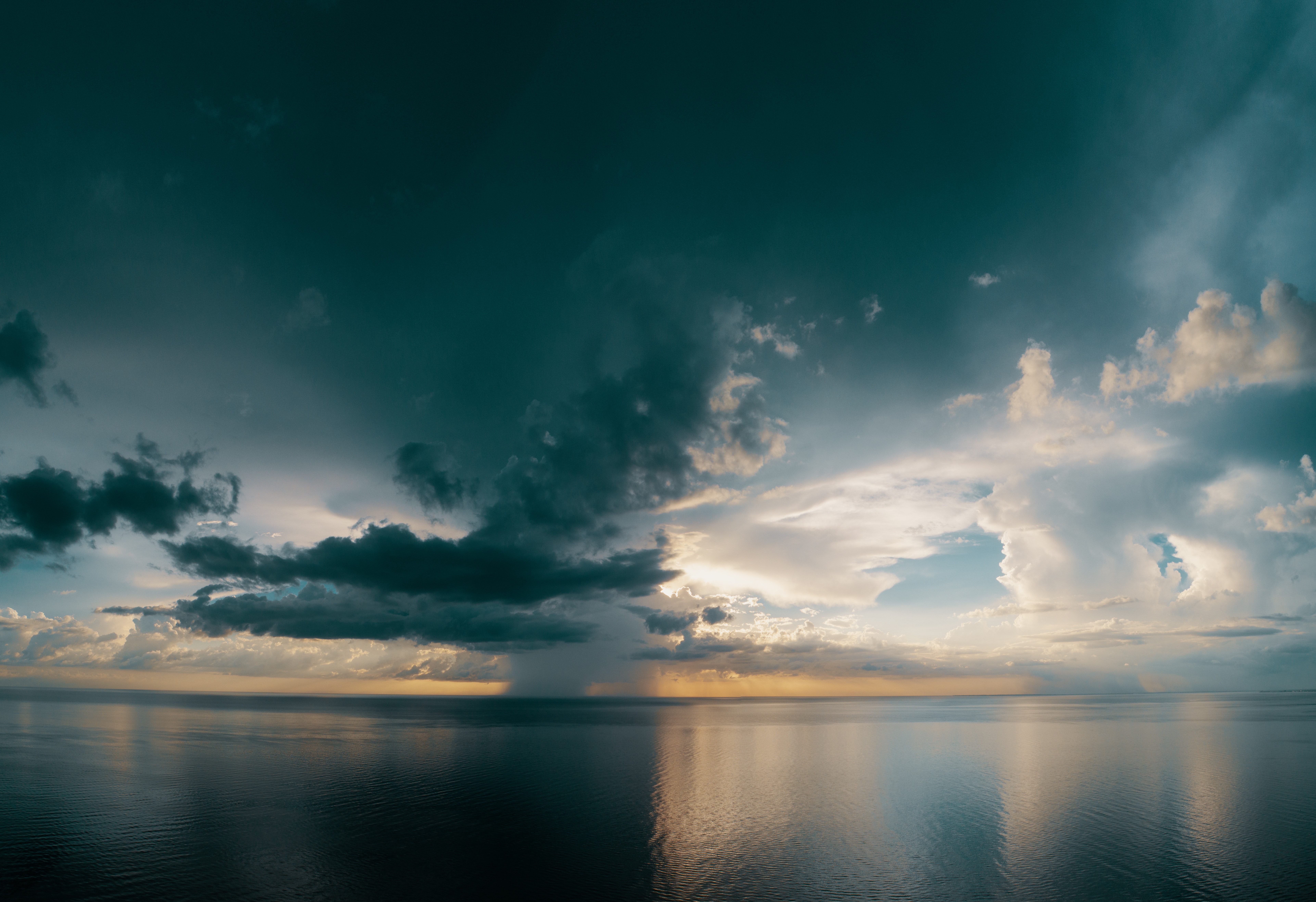 155372 descargar fondo de pantalla mar, naturaleza, nubes, horizonte, ondulaciones, ondulación, principalmente nublado, nublado: protectores de pantalla e imágenes gratis