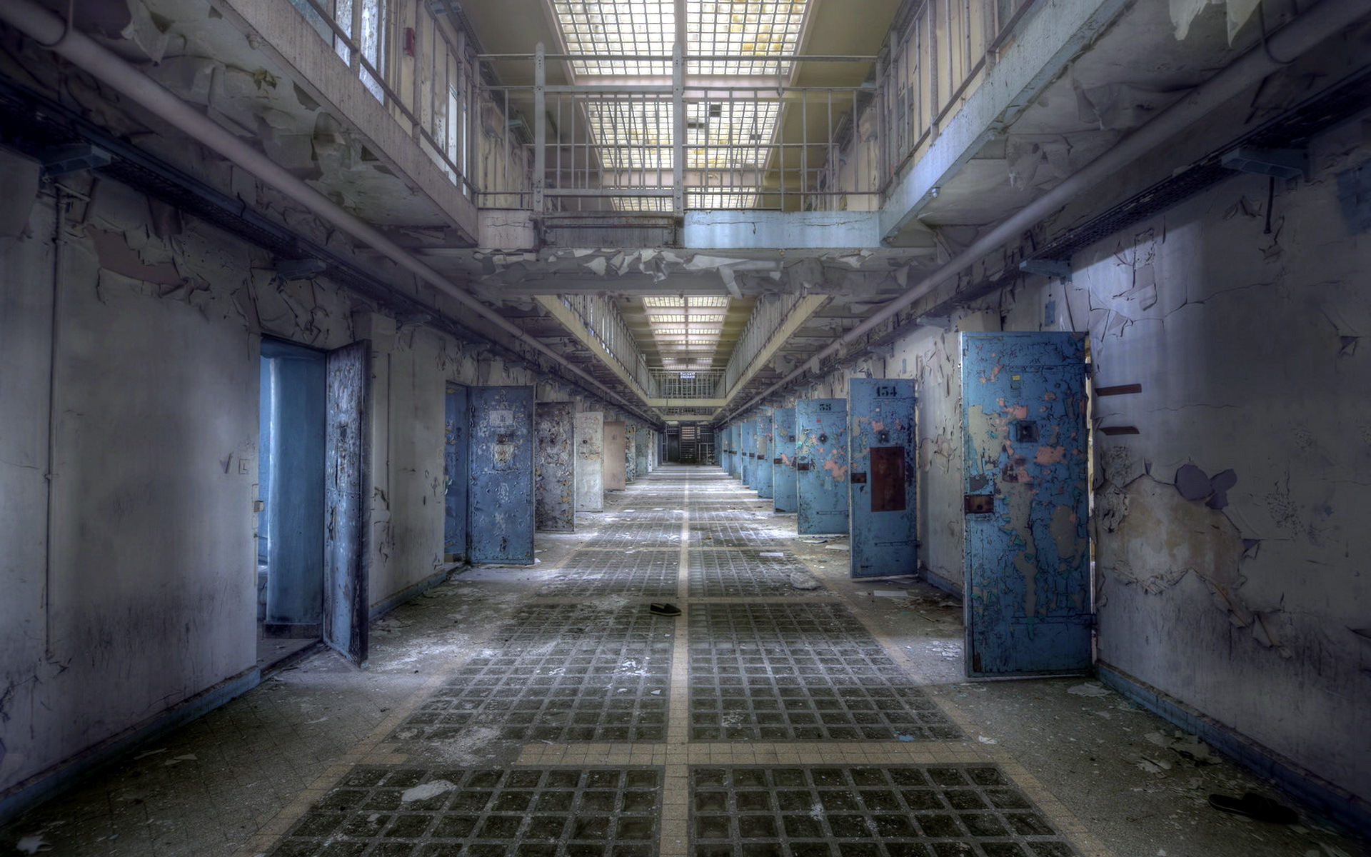 776800 скачать картинку тюрьма, заброшенный, сделано человеком, ползающий, руины - обои и заставки бесплатно