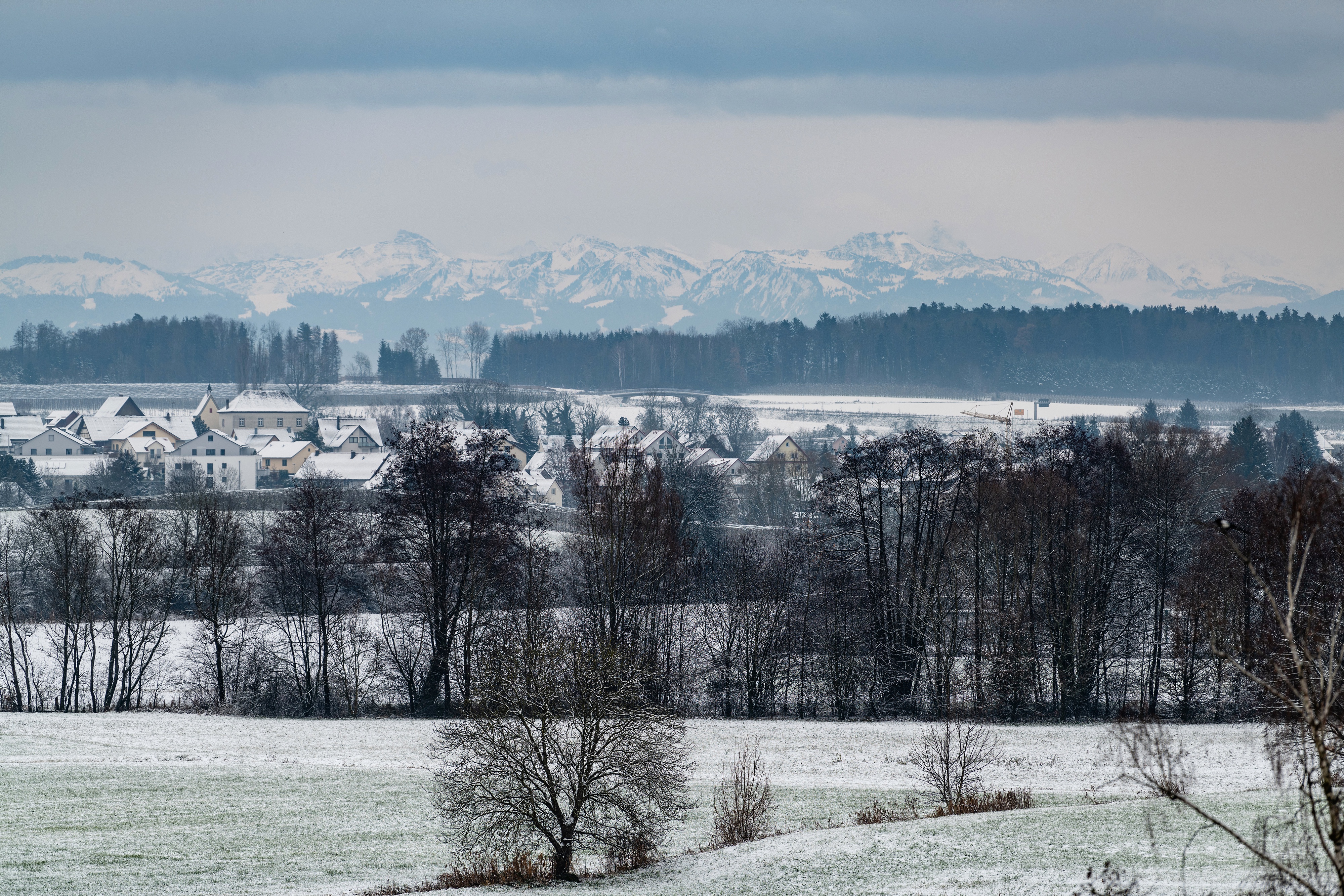 Handy-Wallpaper Winter, Schnee, Wald, Haus, Feld, Dorf, Gebirge, Menschengemacht kostenlos herunterladen.