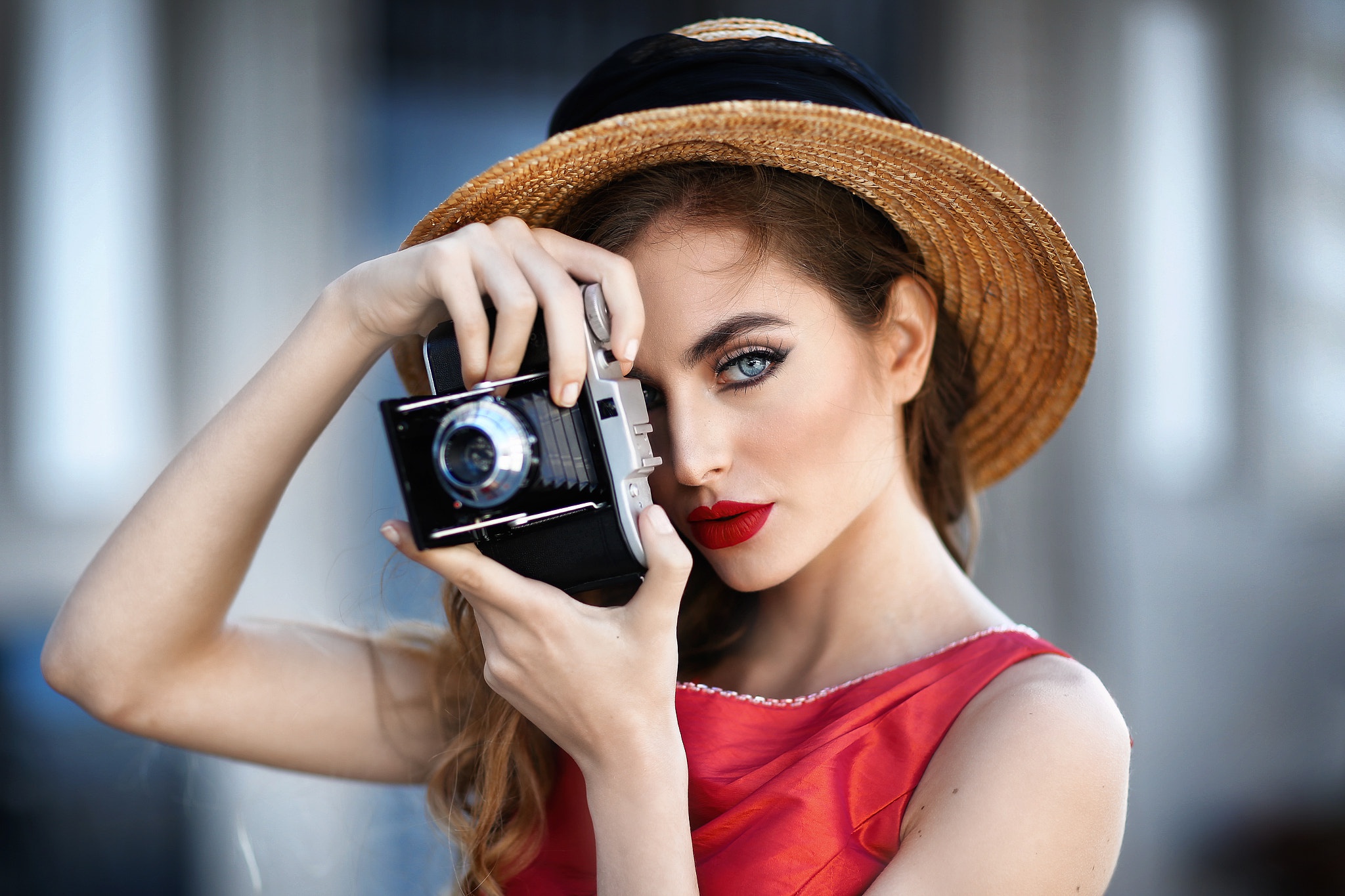 Laden Sie das Kamera, Hut, Modell, Frauen, Blaue Augen, Lippenstift-Bild kostenlos auf Ihren PC-Desktop herunter