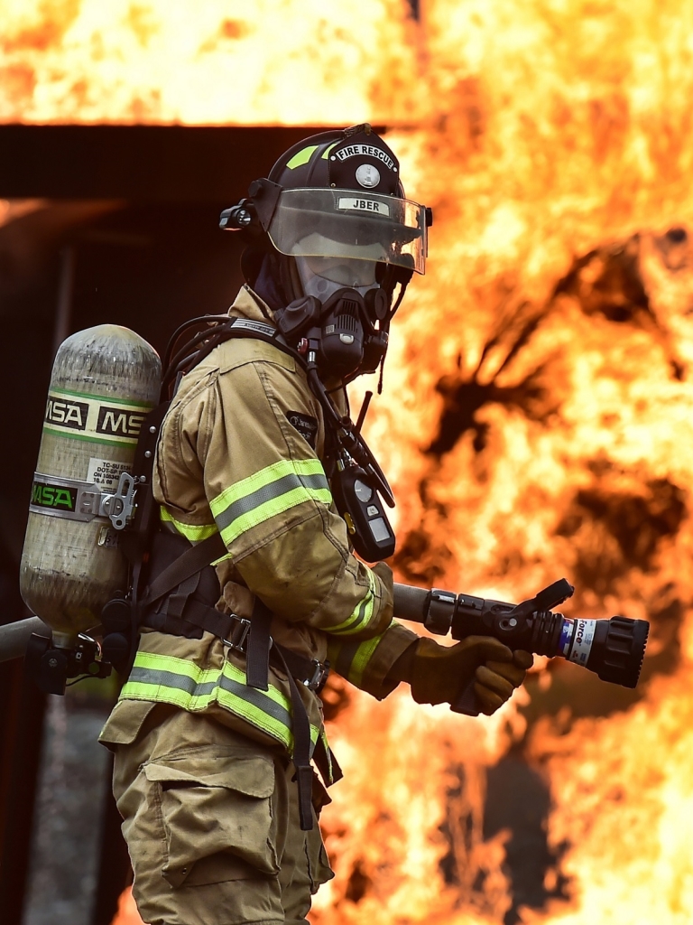 1291096 descargar fondo de pantalla hombres, bombero, manguera, fuego, llama: protectores de pantalla e imágenes gratis