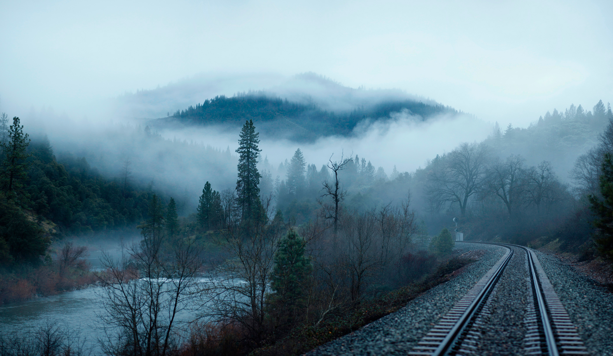 Handy-Wallpaper Nebel, Mountains, Bäume, See, Eisenbahn, Natur kostenlos herunterladen.