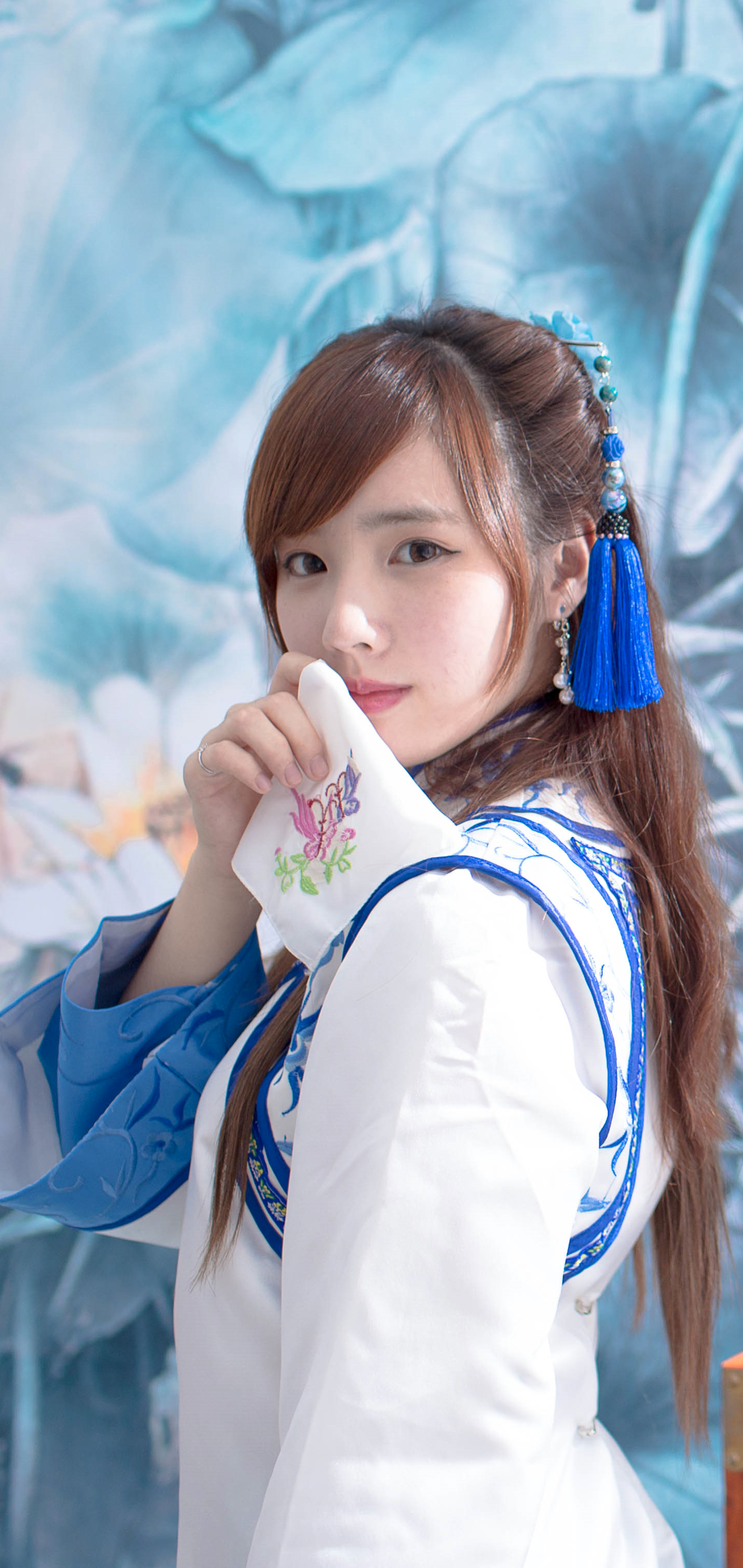 Download mobile wallpaper Lantern, Women, Asian, Taiwanese, Traditional Costume, National Dress, Yu Chen Zheng for free.