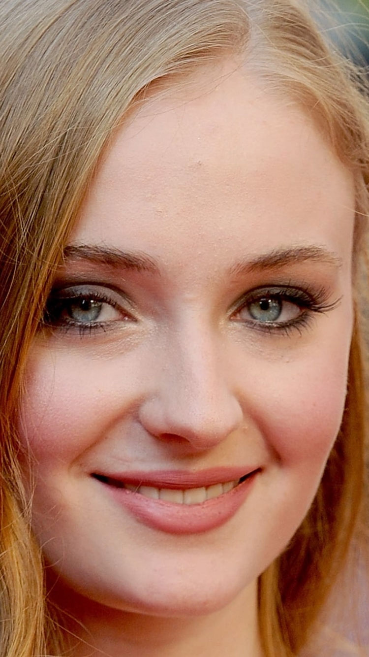 Download mobile wallpaper Smile, Redhead, Face, Blue Eyes, Celebrity, Actress, Sophie Turner for free.