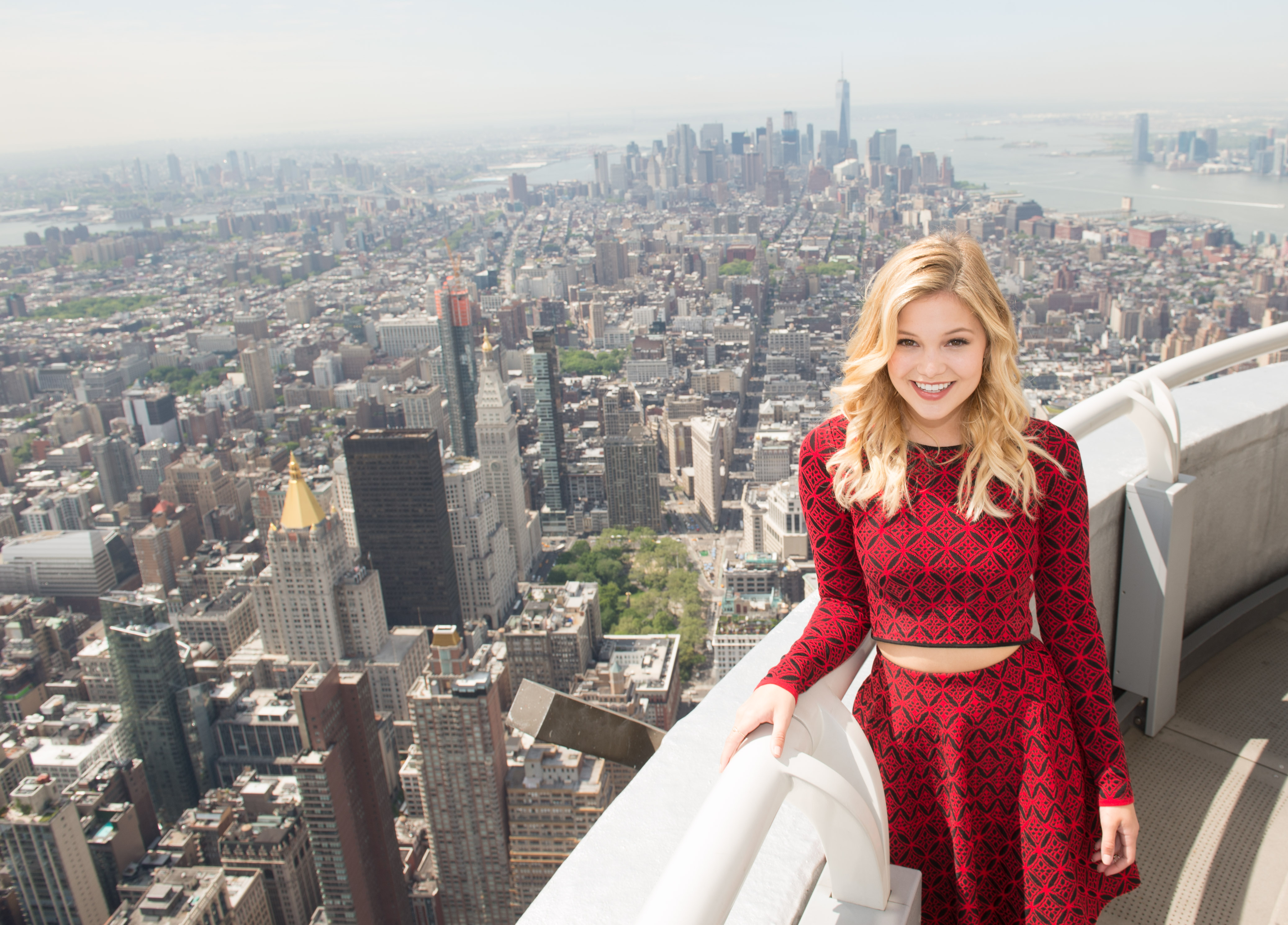 celebrity, olivia holt, actress, american, blonde, brown eyes, cityscape, model, new york, smile