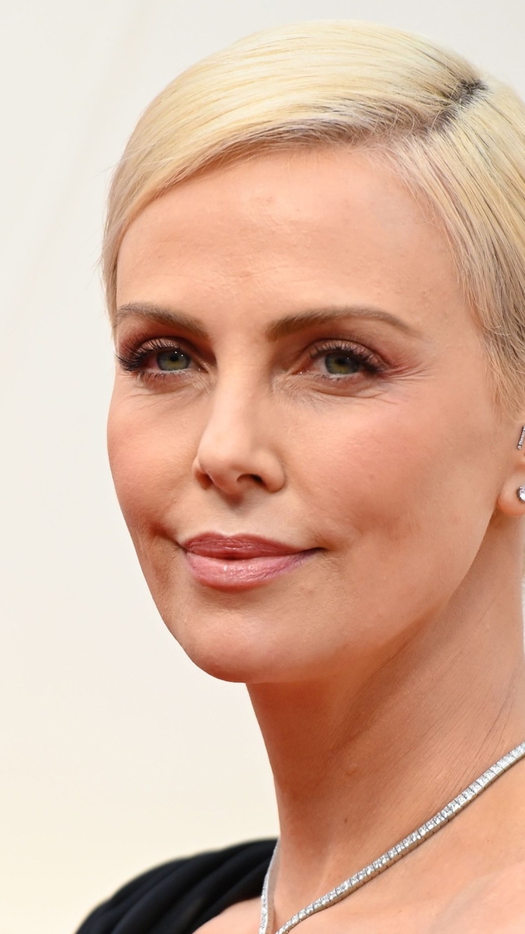 Descarga gratuita de fondo de pantalla para móvil de Charlize Theron, Rubio, Cara, Ojos Verdes, Americano, Celebridades, Cabello Corto, Actriz, Rubia.