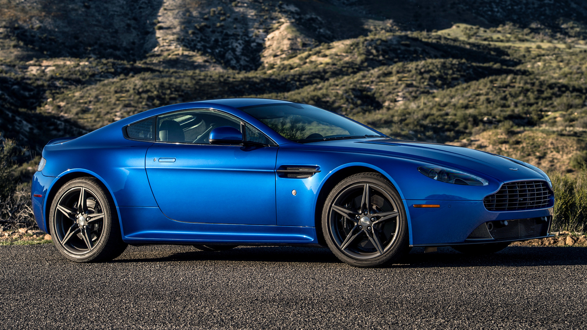 Laden Sie Aston Martin V8 Vantage Gts HD-Desktop-Hintergründe herunter