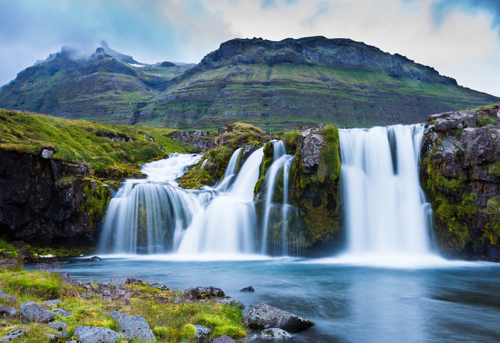 Скачать картинку Река, Водопады, Гора, Водопад, Исландия, Земля/природа, Киркьюфосс в телефон бесплатно.