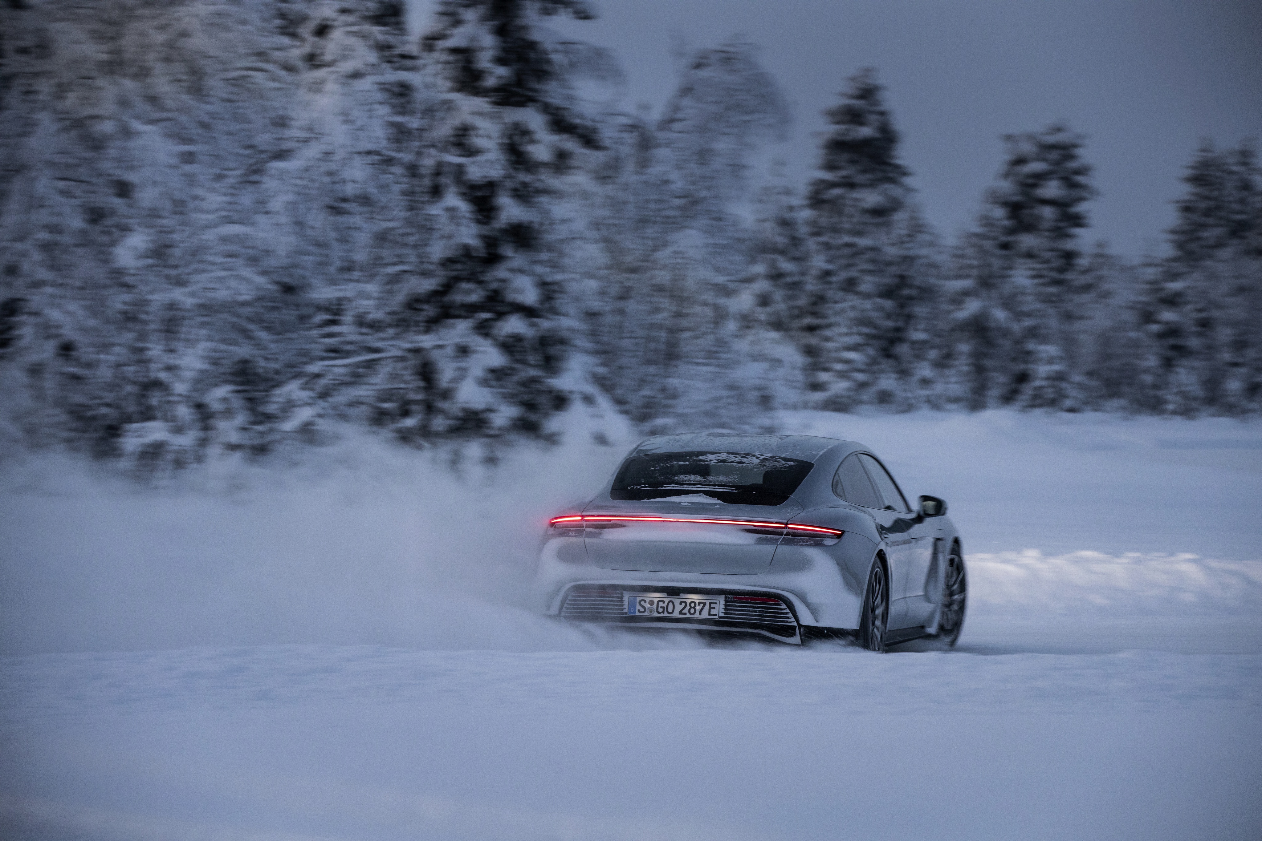 Laden Sie das Winter, Porsche, Fahrzeuge, Porsche Taycan 4S-Bild kostenlos auf Ihren PC-Desktop herunter