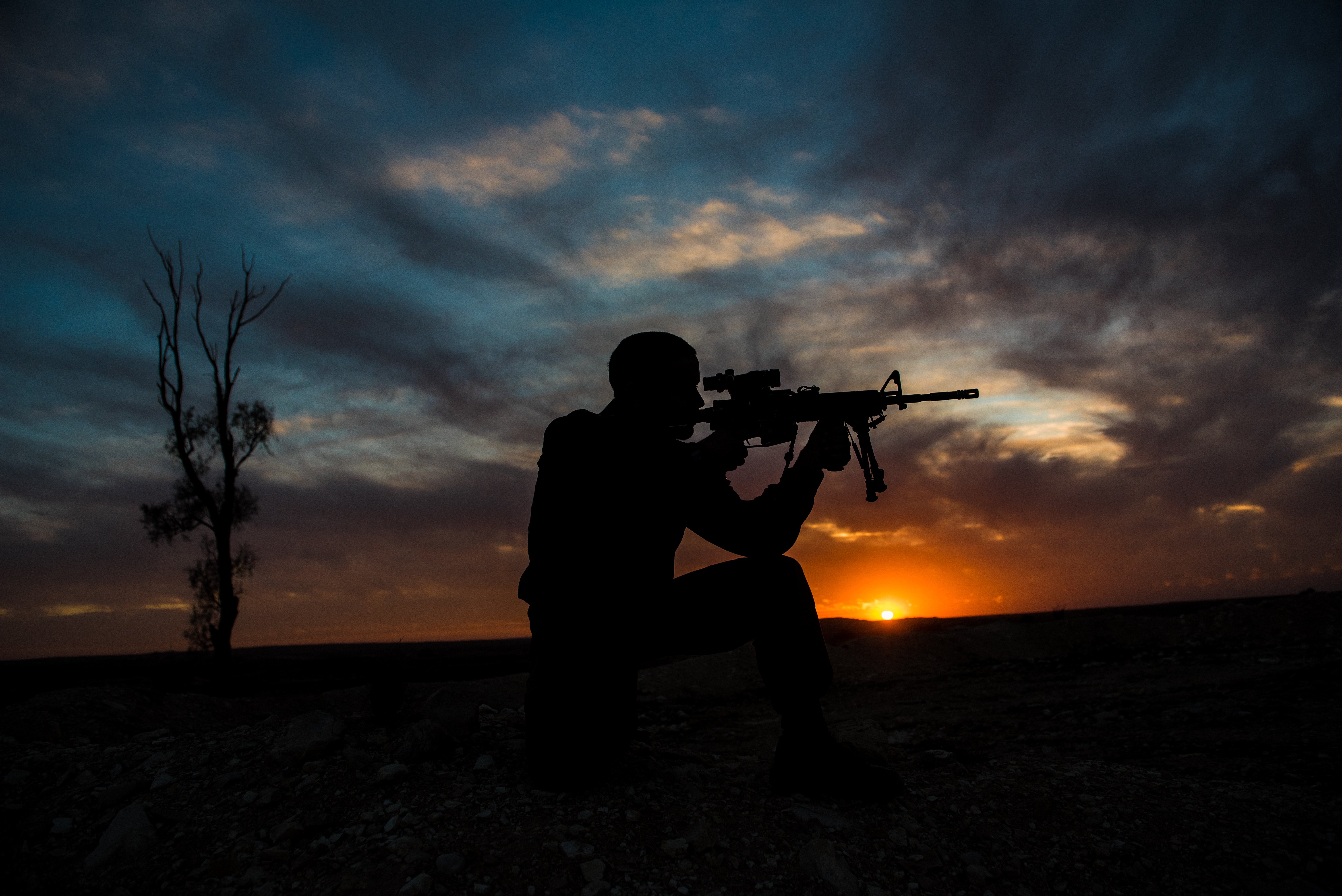 Free download wallpaper Sunset, Silhouette, Military, Soldier, Gun on your PC desktop