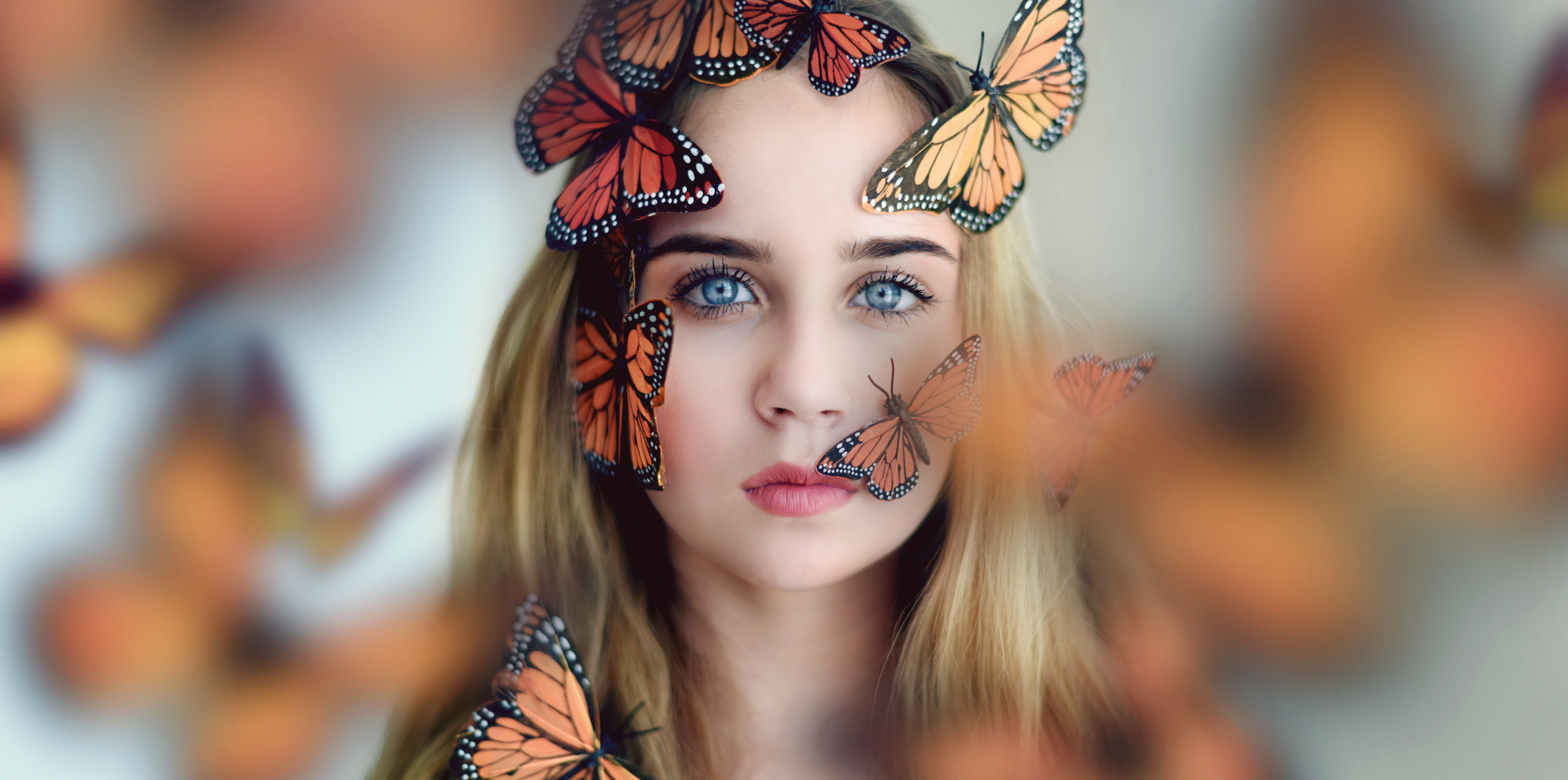 Handy-Wallpaper Schmetterlinge, Verwischen, Gesicht, Modell, Frauen, Blaue Augen, Blondinen kostenlos herunterladen.