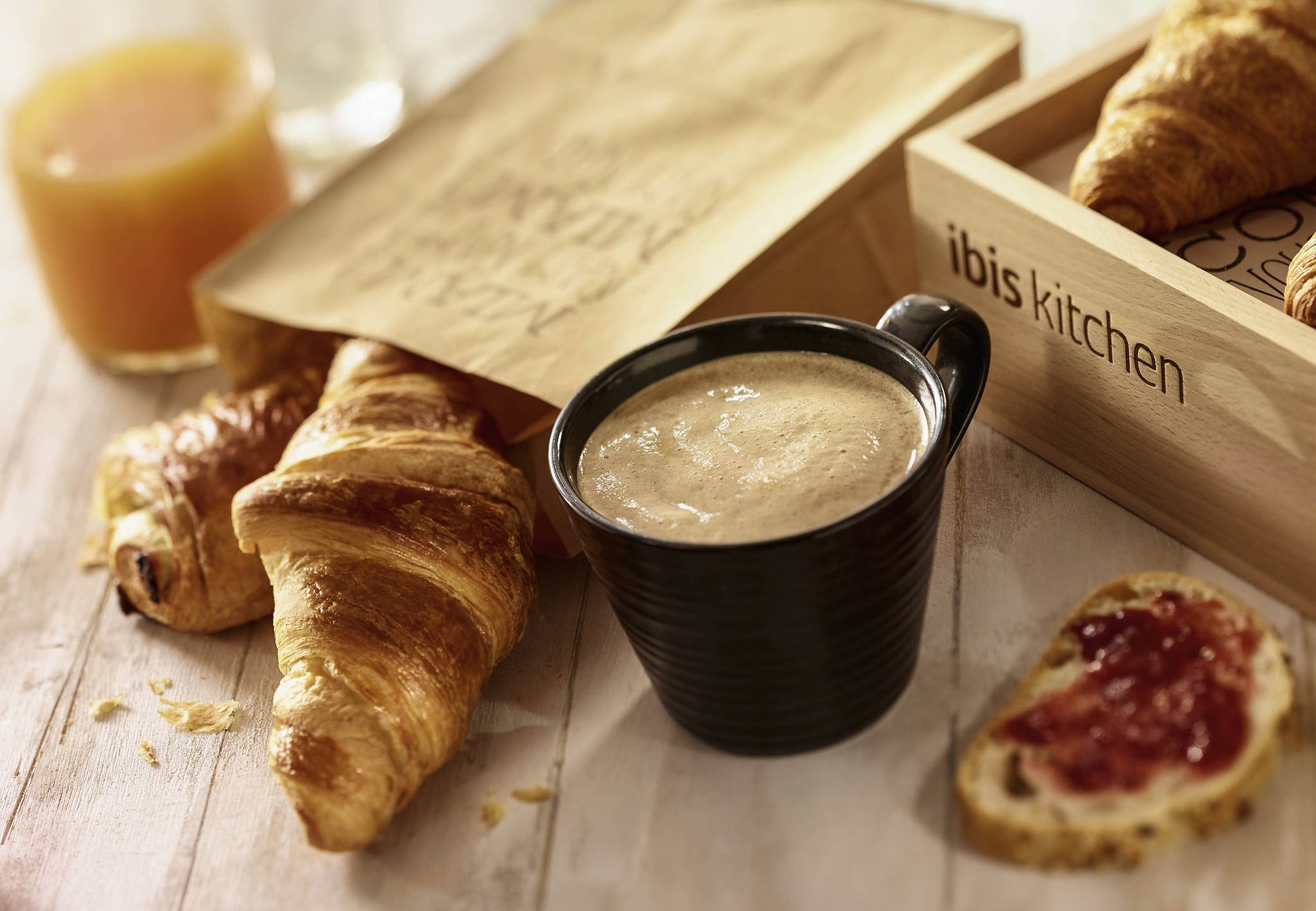 Handy-Wallpaper Tasse, Croissant, Nahrungsmittel, Stillleben, Kaffee, Frühstuck, Wiener kostenlos herunterladen.