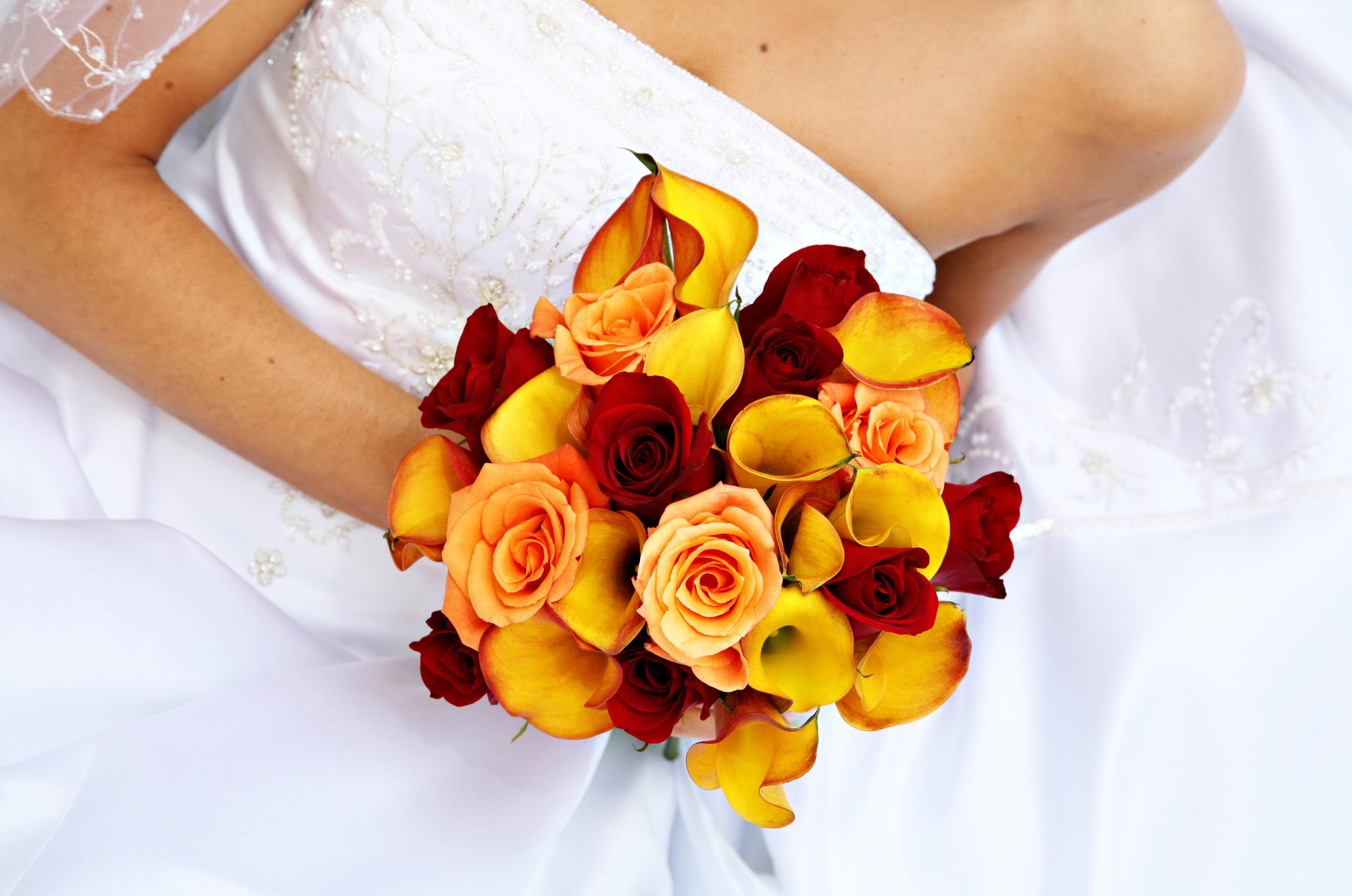 149782 скачать картинку невеста, цветы, розы, каллы, платье, свадебный букет - обои и заставки бесплатно