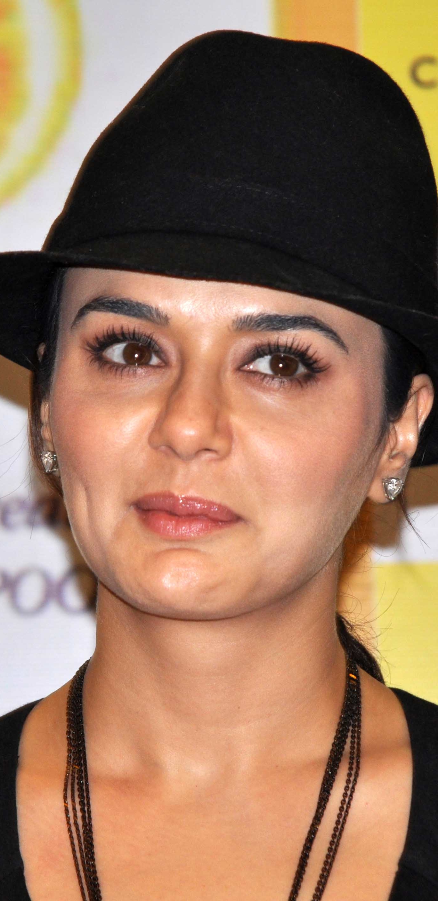 Download mobile wallpaper Celebrity, Preity Zinta for free.