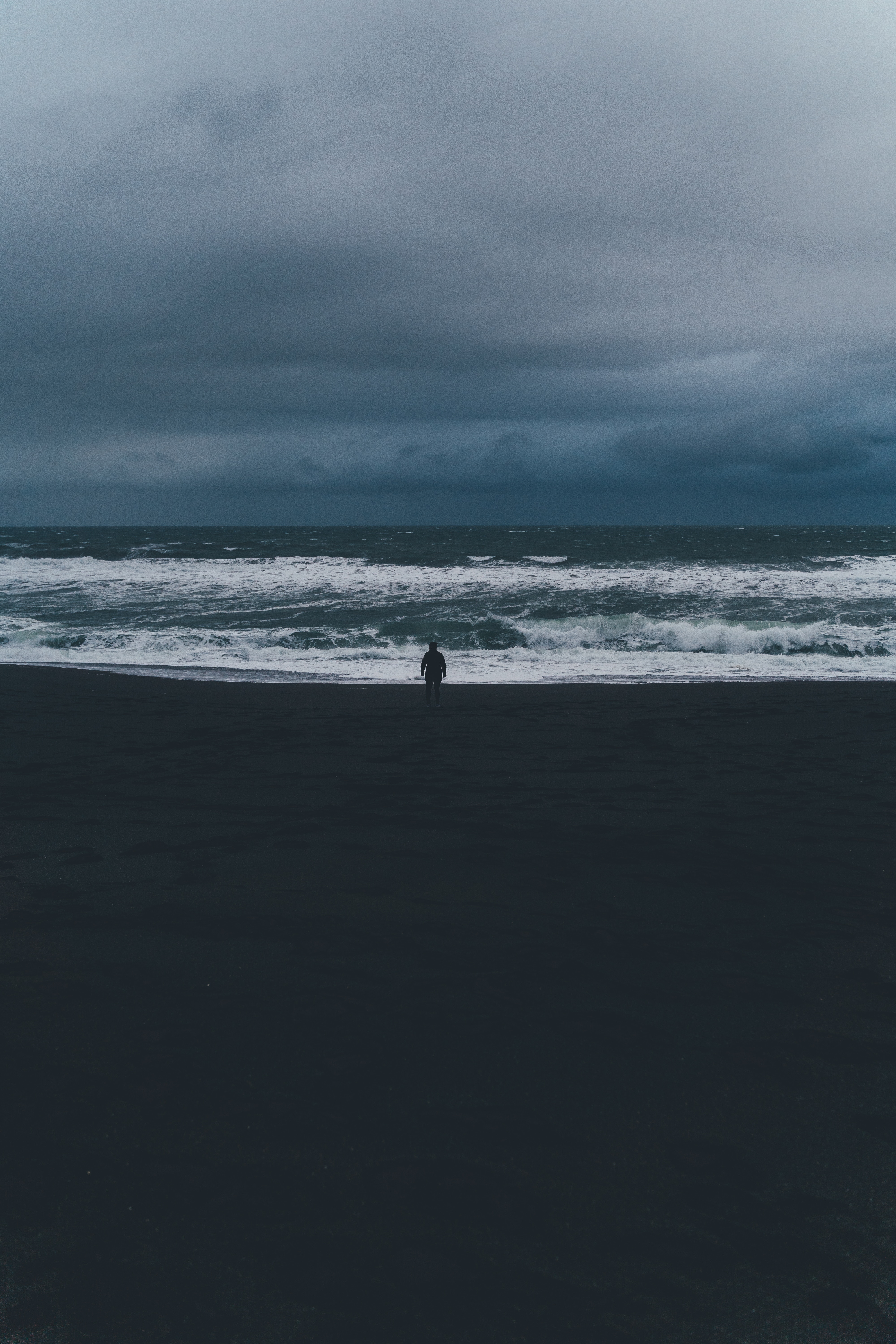 134560 Hintergrundbild herunterladen einsam, natur, sea, waves, silhouette, hauptsächlich bewölkt, bedeckt, einsamkeit, allein, sturm - Bildschirmschoner und Bilder kostenlos