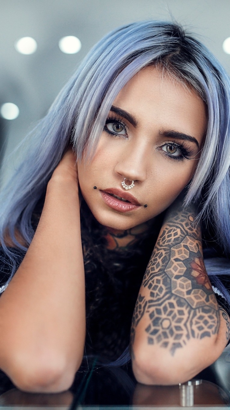 Descarga gratuita de fondo de pantalla para móvil de Tatuaje, Modelo, Mujeres, Pelo Azul, Ojos Color Avellana.