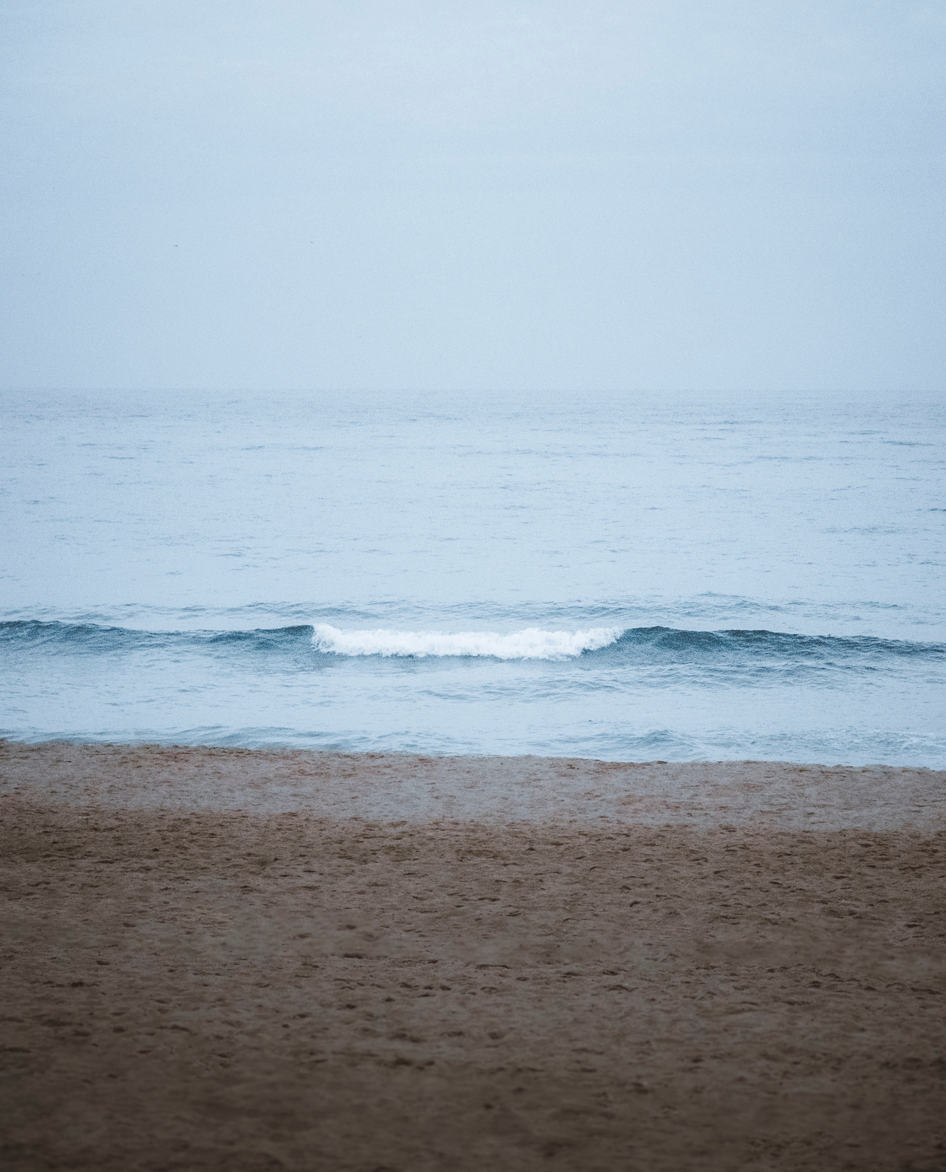 Скачать картинку Вода, Песок, Волна, Море, Пляж, Природа в телефон бесплатно.
