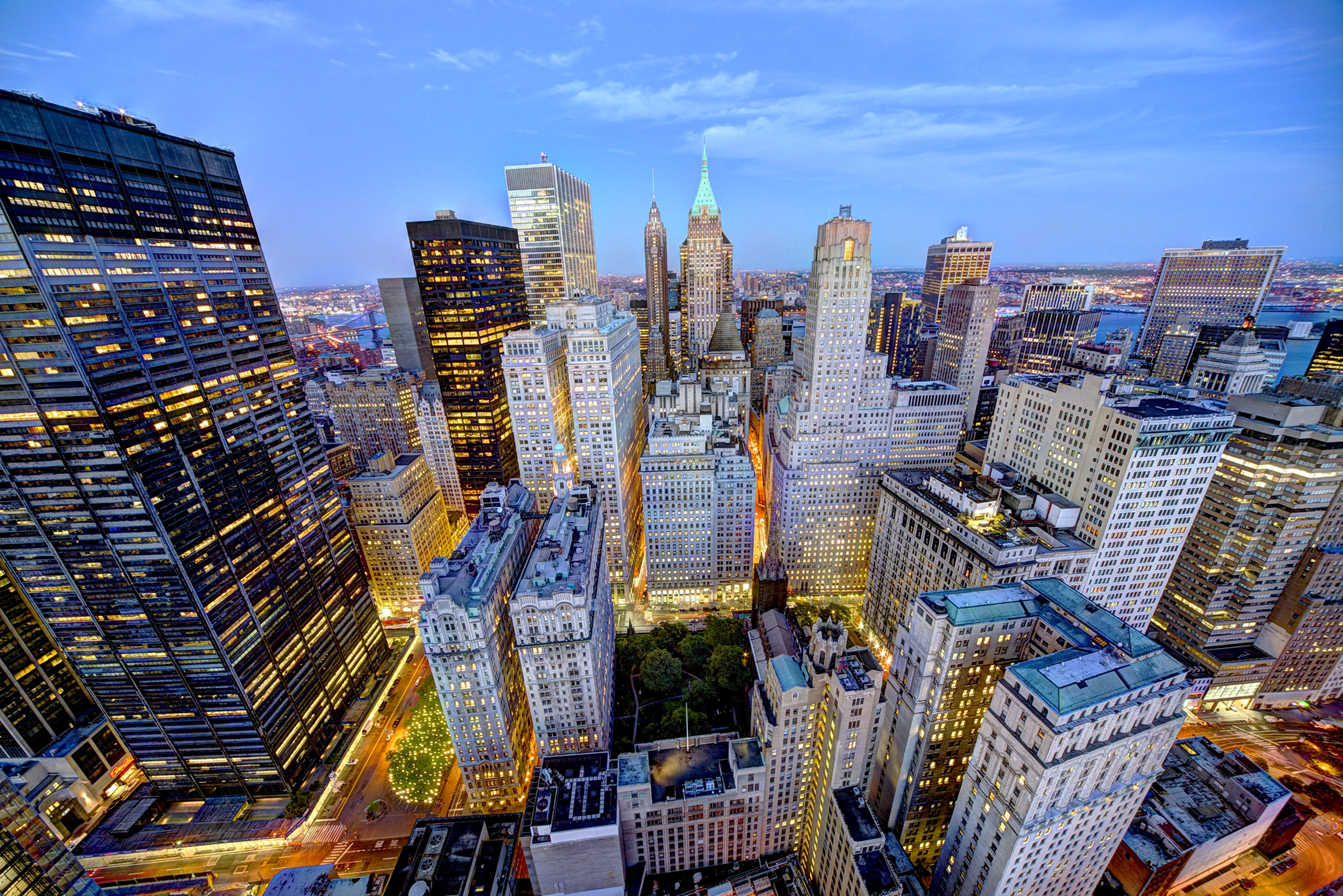 Handy-Wallpaper Wolkenkratzer, Gebäude, New York, Vereinigte Staaten Von Amerika, Städte, Licht, Menschengemacht, Großstadt kostenlos herunterladen.