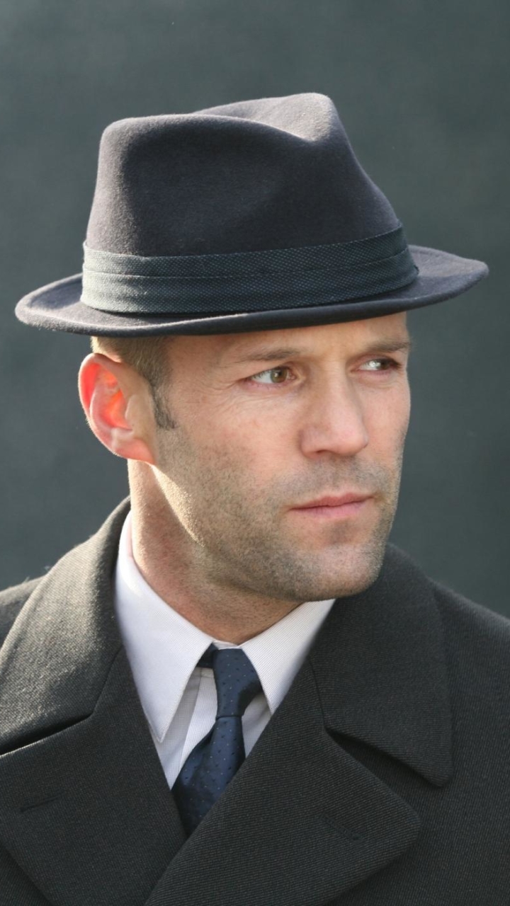 Jason Statham in einem klassischen Hut, perfekter 4K-Mobilhintergrund