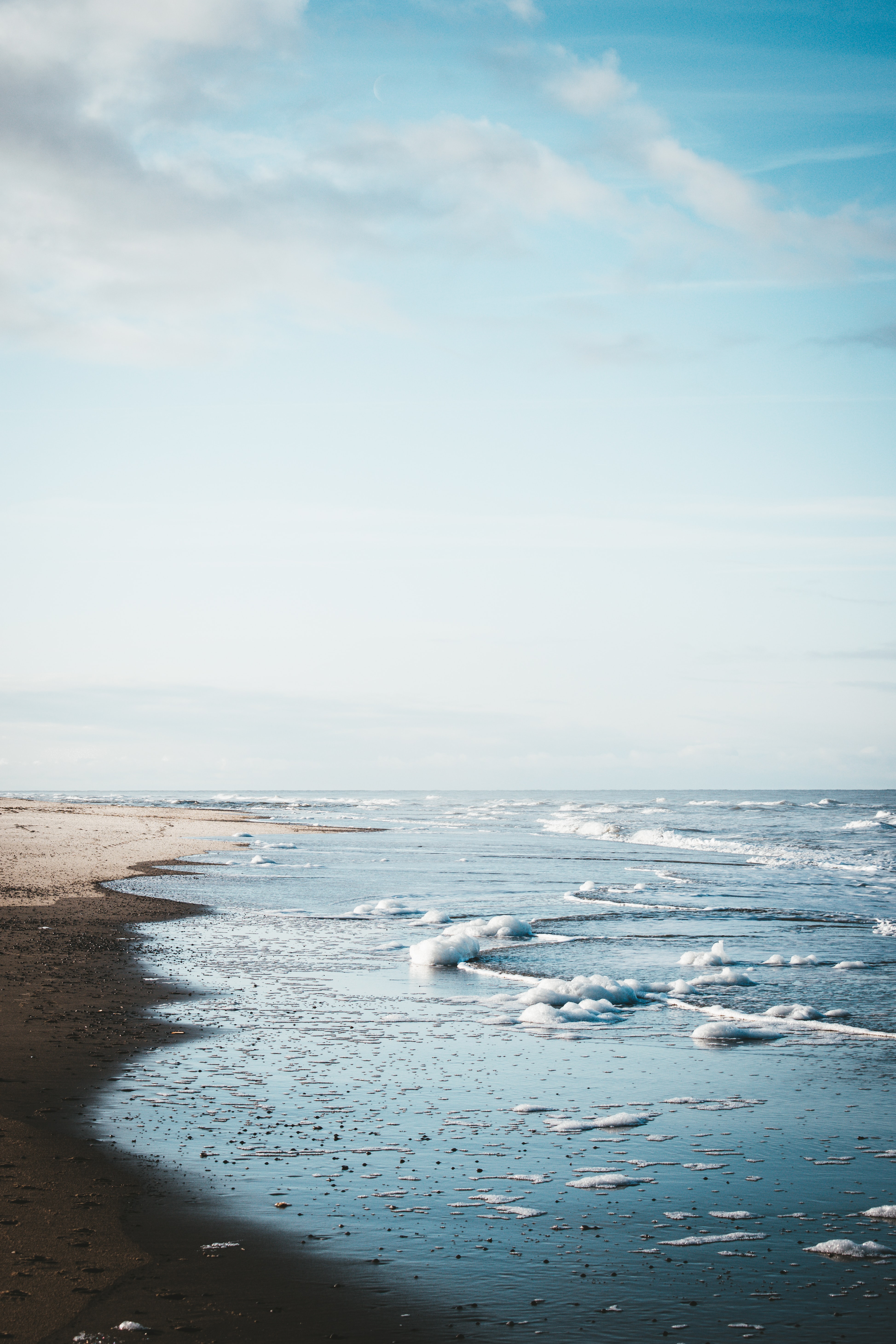 Скачать картинку Песок, Волны, Вода, Море, Пляж, Природа в телефон бесплатно.
