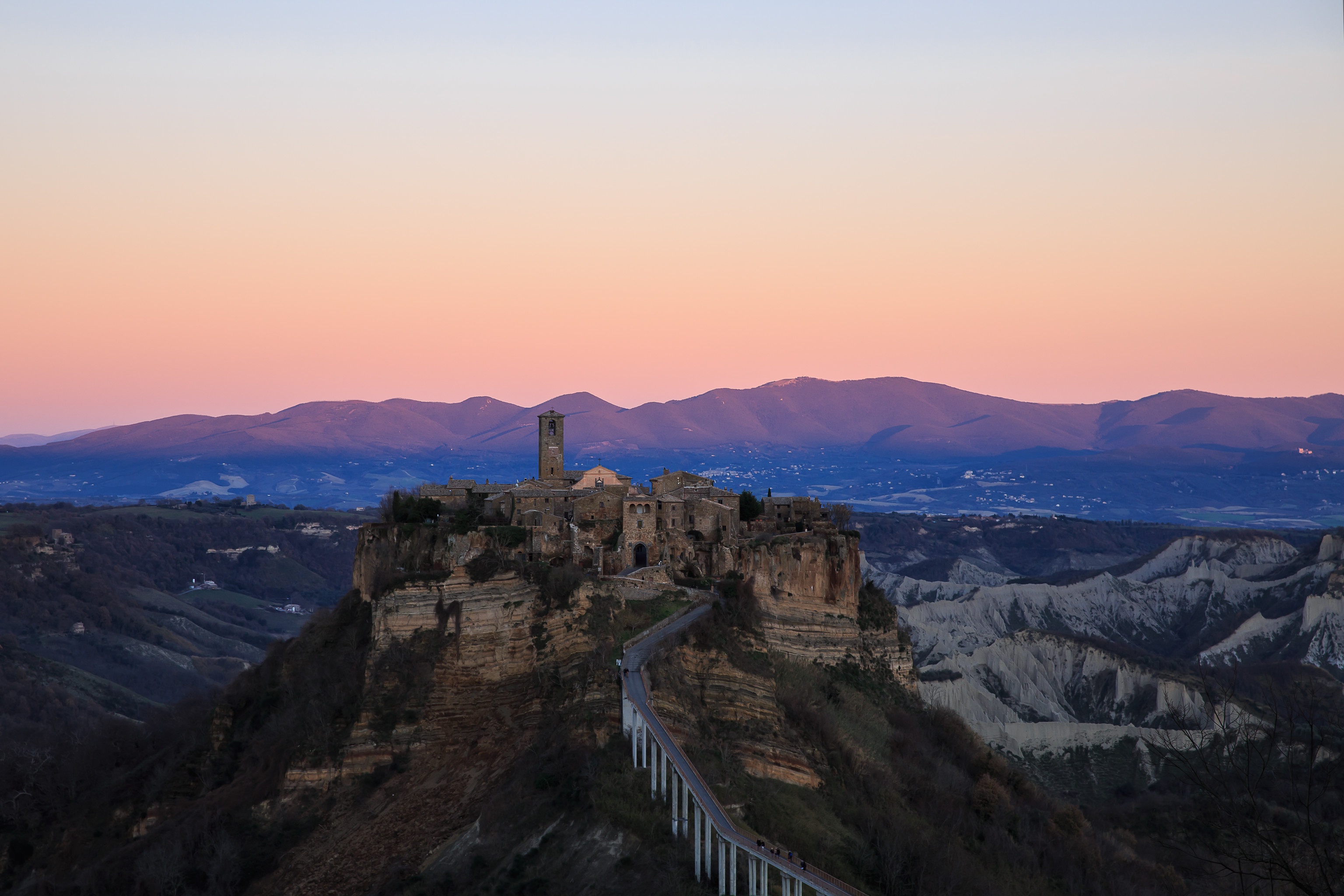 1004059 скачать картинку чивита ди баньореджио, сделано человеком, деревня, крепость, италия, гора, башня - обои и заставки бесплатно