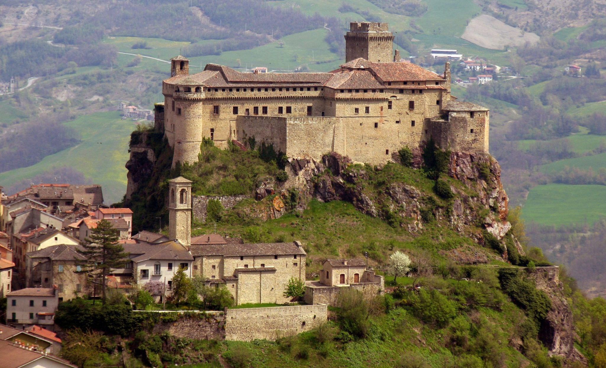 486324 скачать картинку италия, замки, сделано человеком, замок, замок барди, крепость - обои и заставки бесплатно
